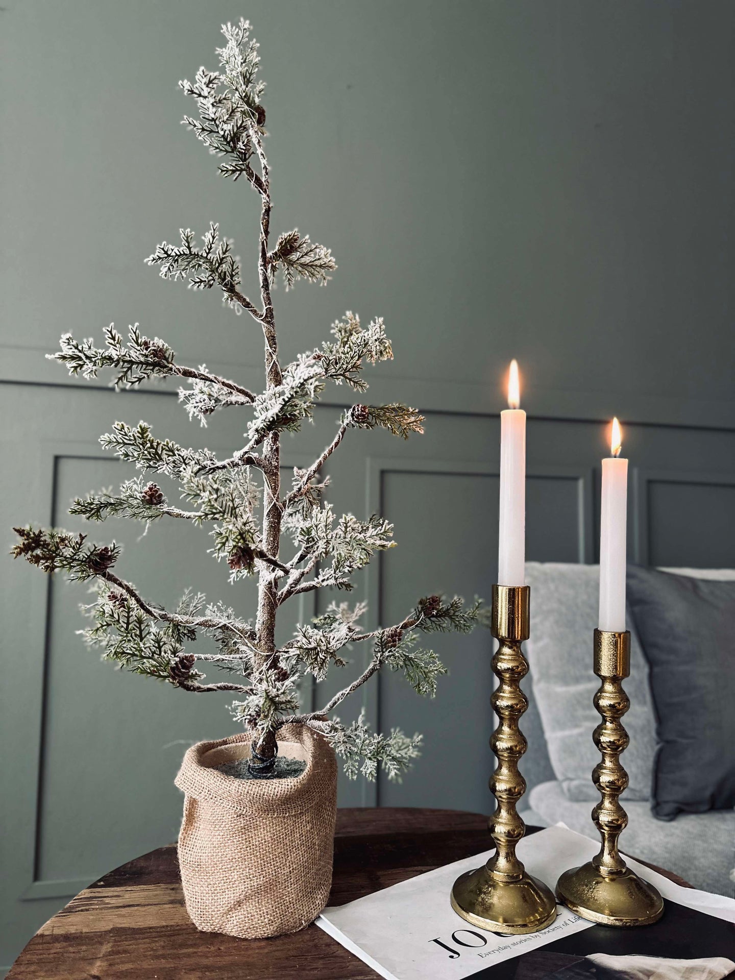 Juletre med kongler og lyskjede - 70 cm