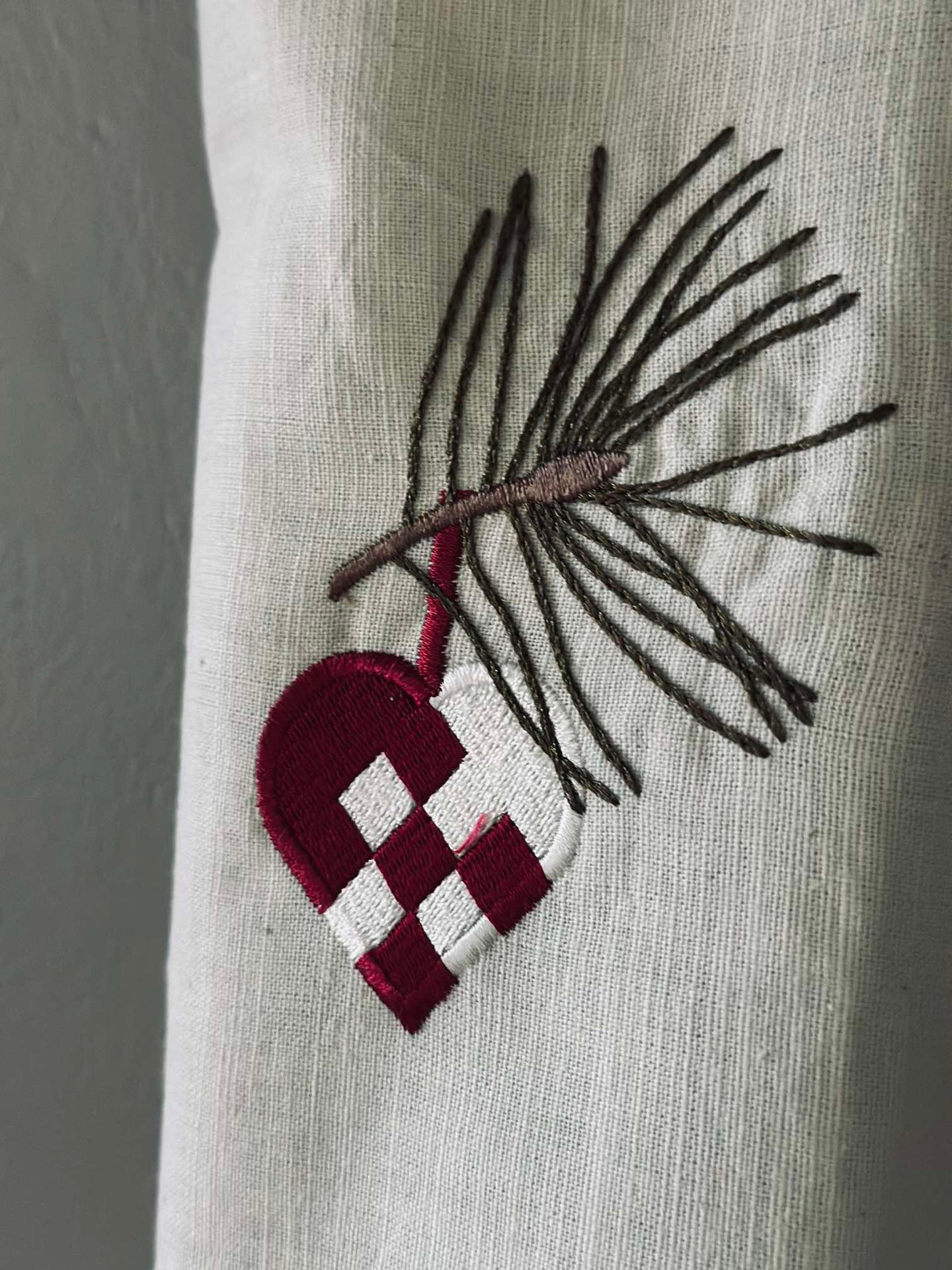 Forkle med broderi