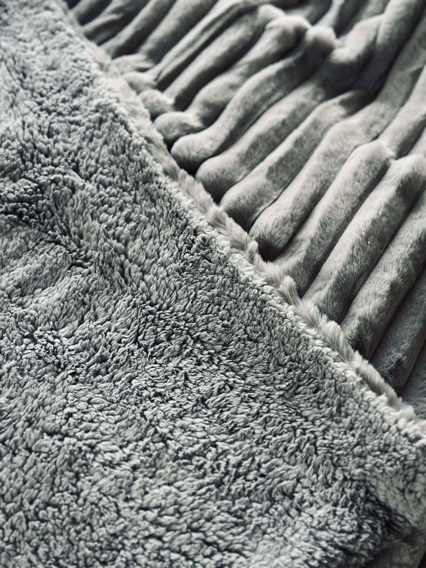 Sengeteppe STRIB - Grå