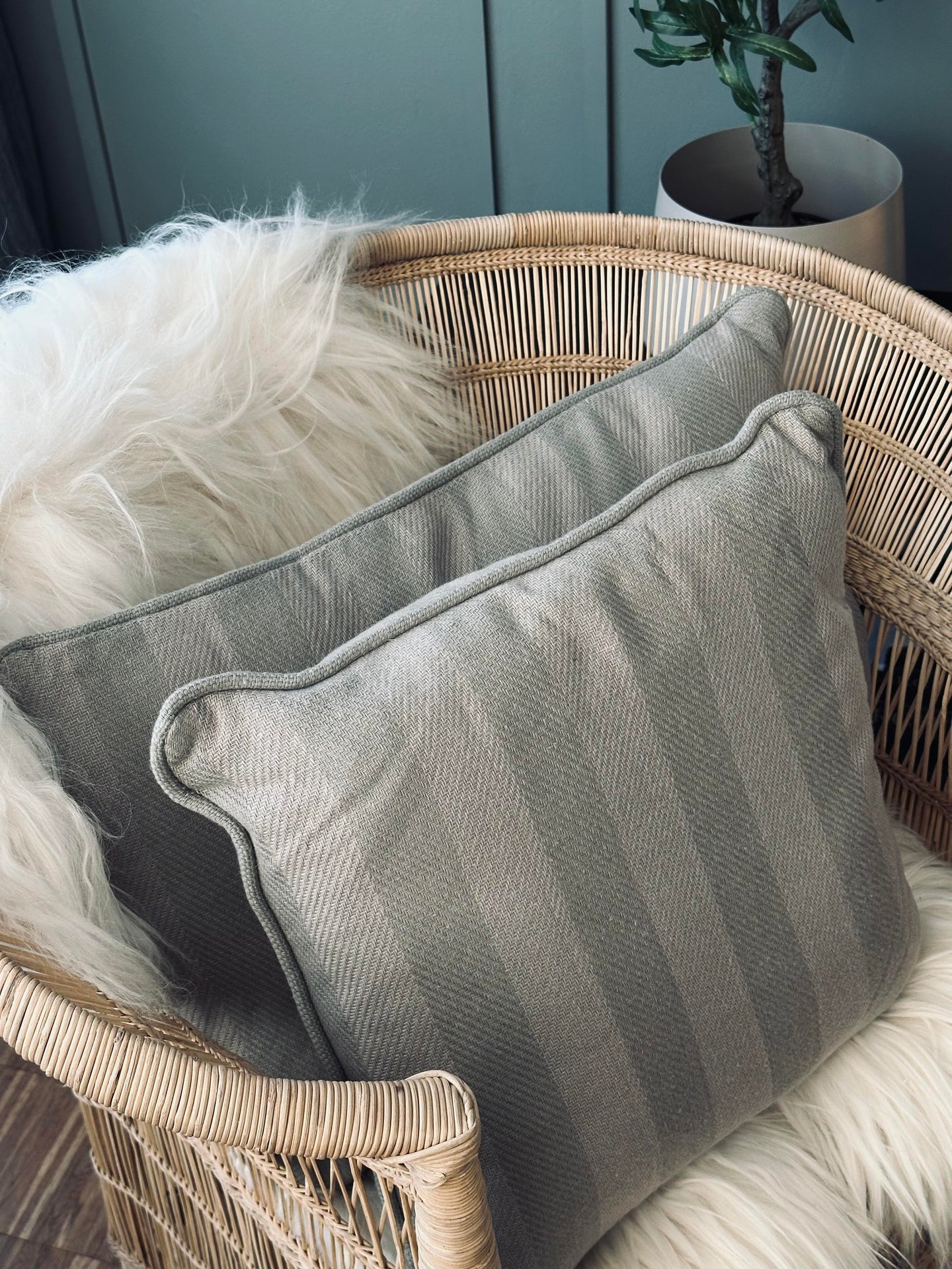 Pute med fyll - Grå / Mint stripet 43x43