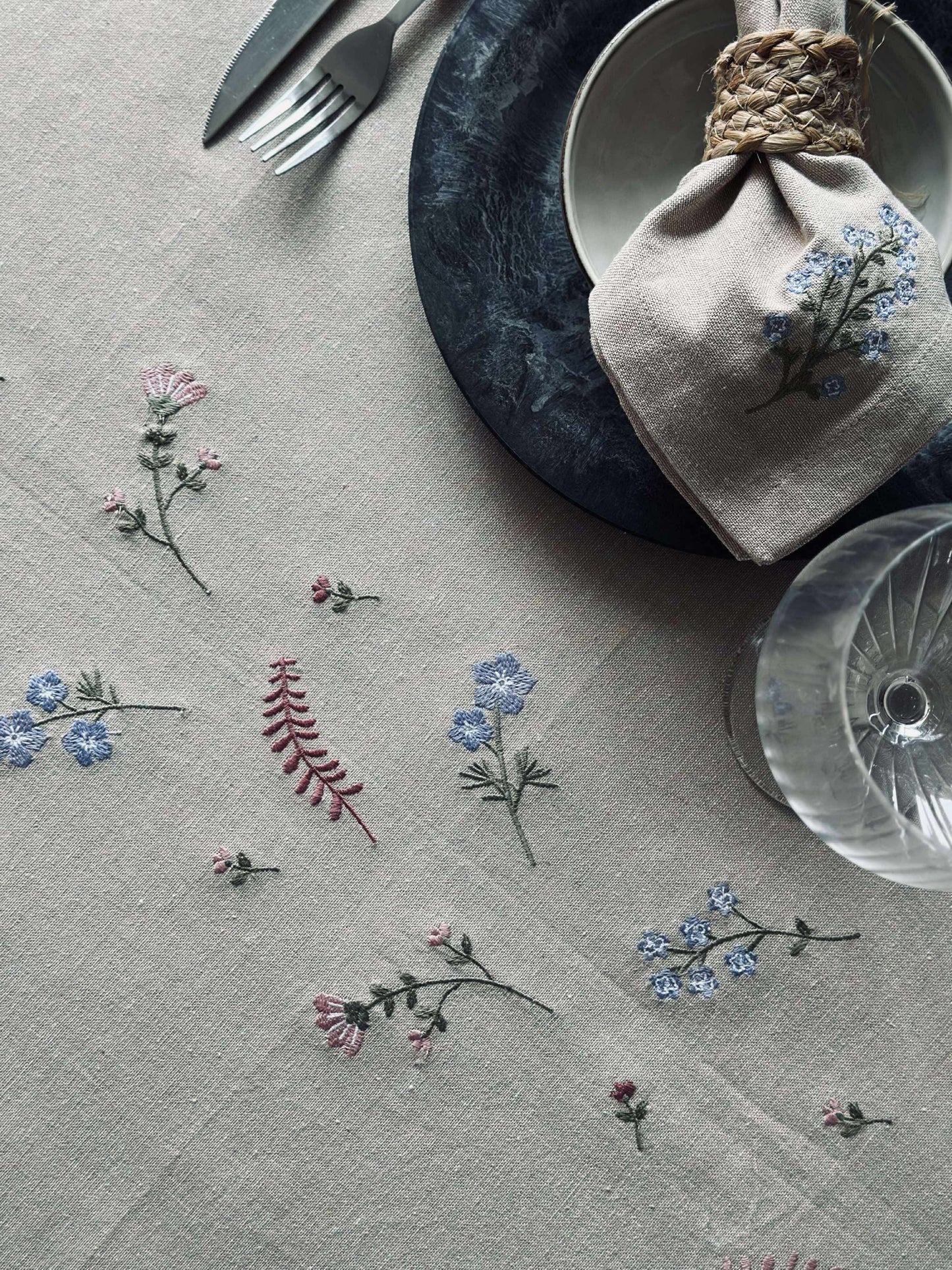 Duk med blomsterbroderi - Linlook
