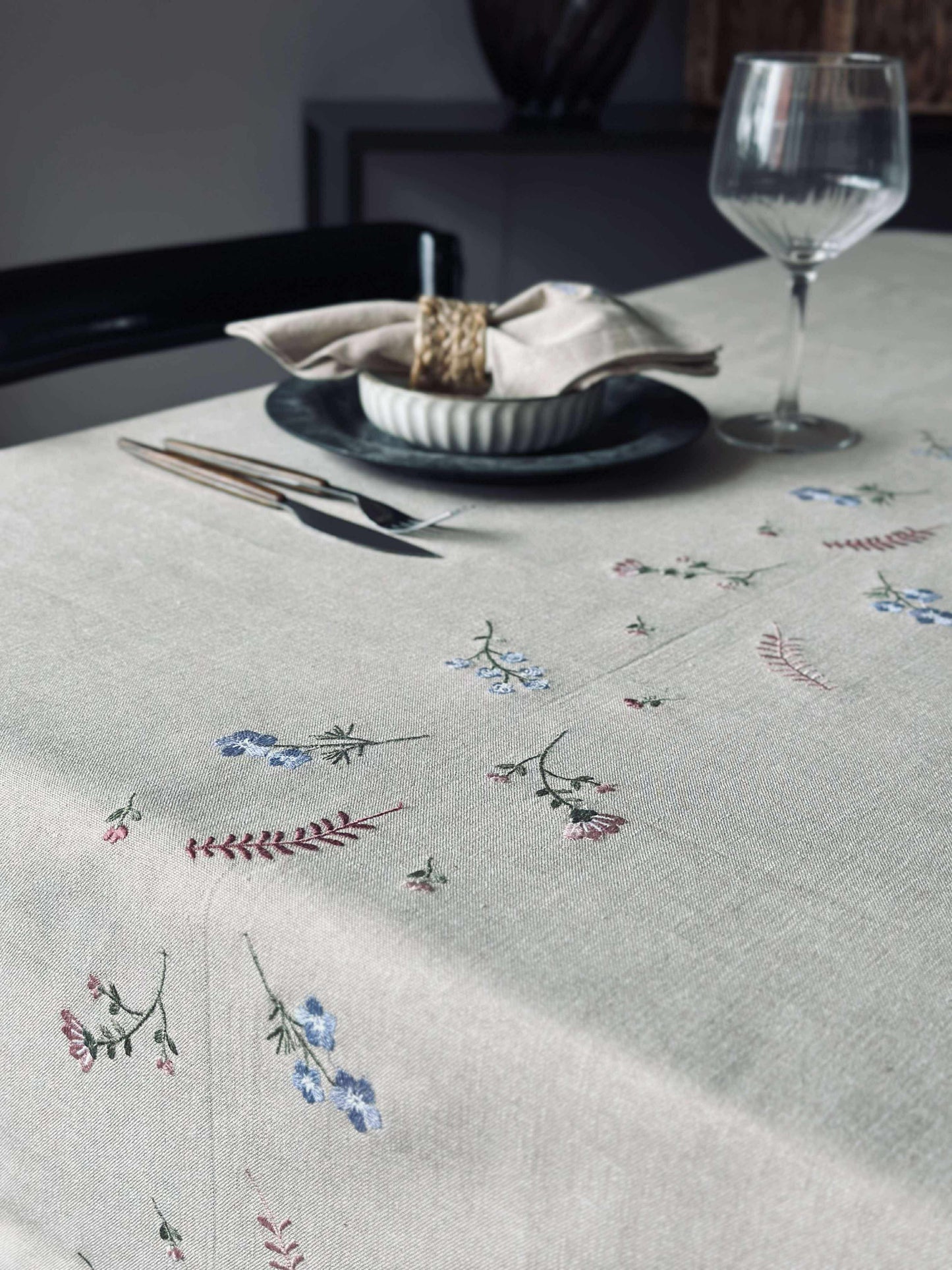 Duk med blomsterbroderi - Linlook