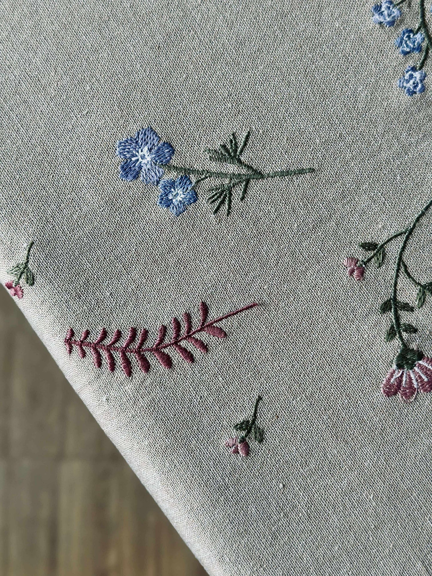 Duk med blomsterbroderi - Linlook