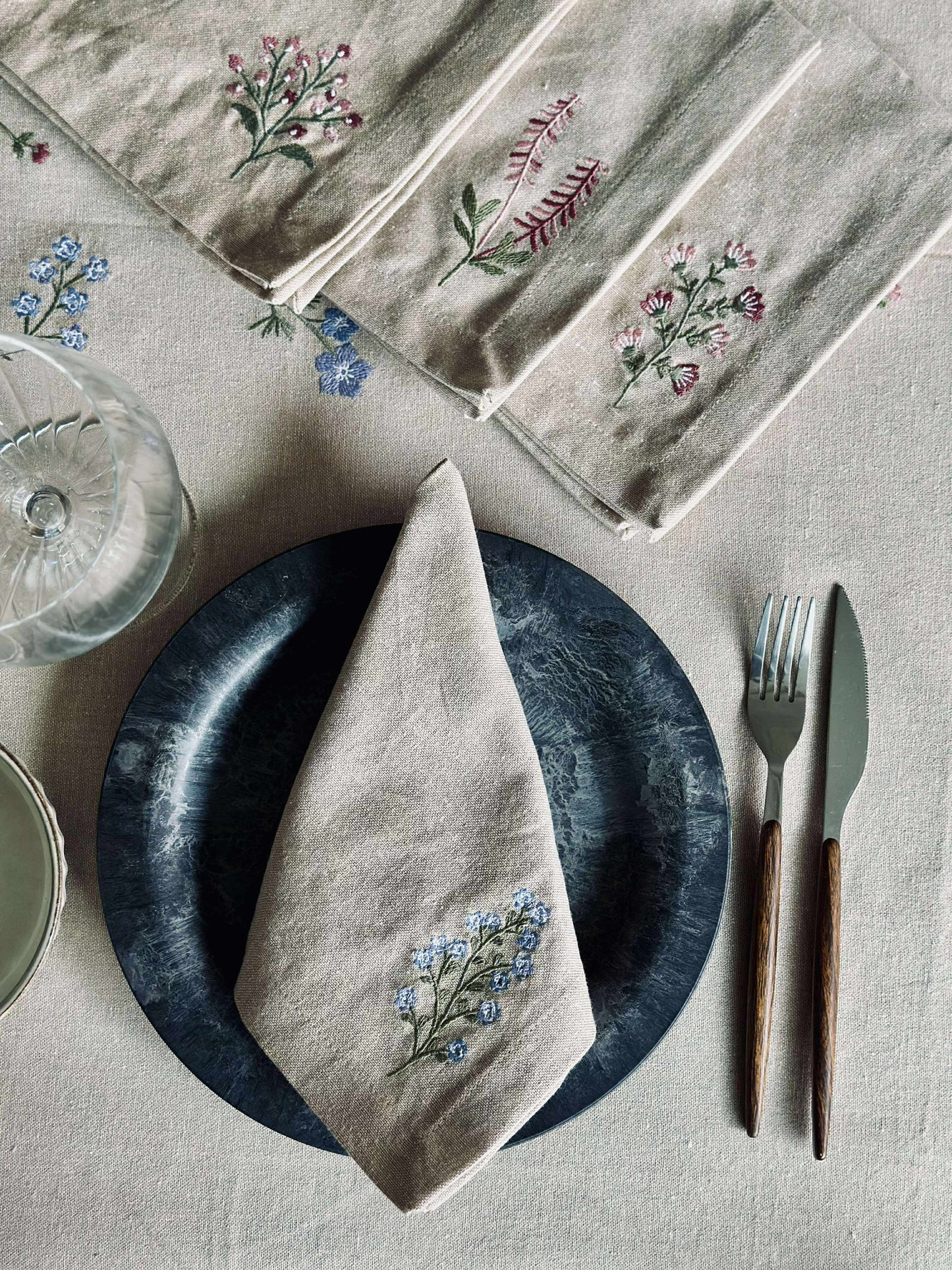 Servietter med blomsterbroderi - Pakke med 4 stk