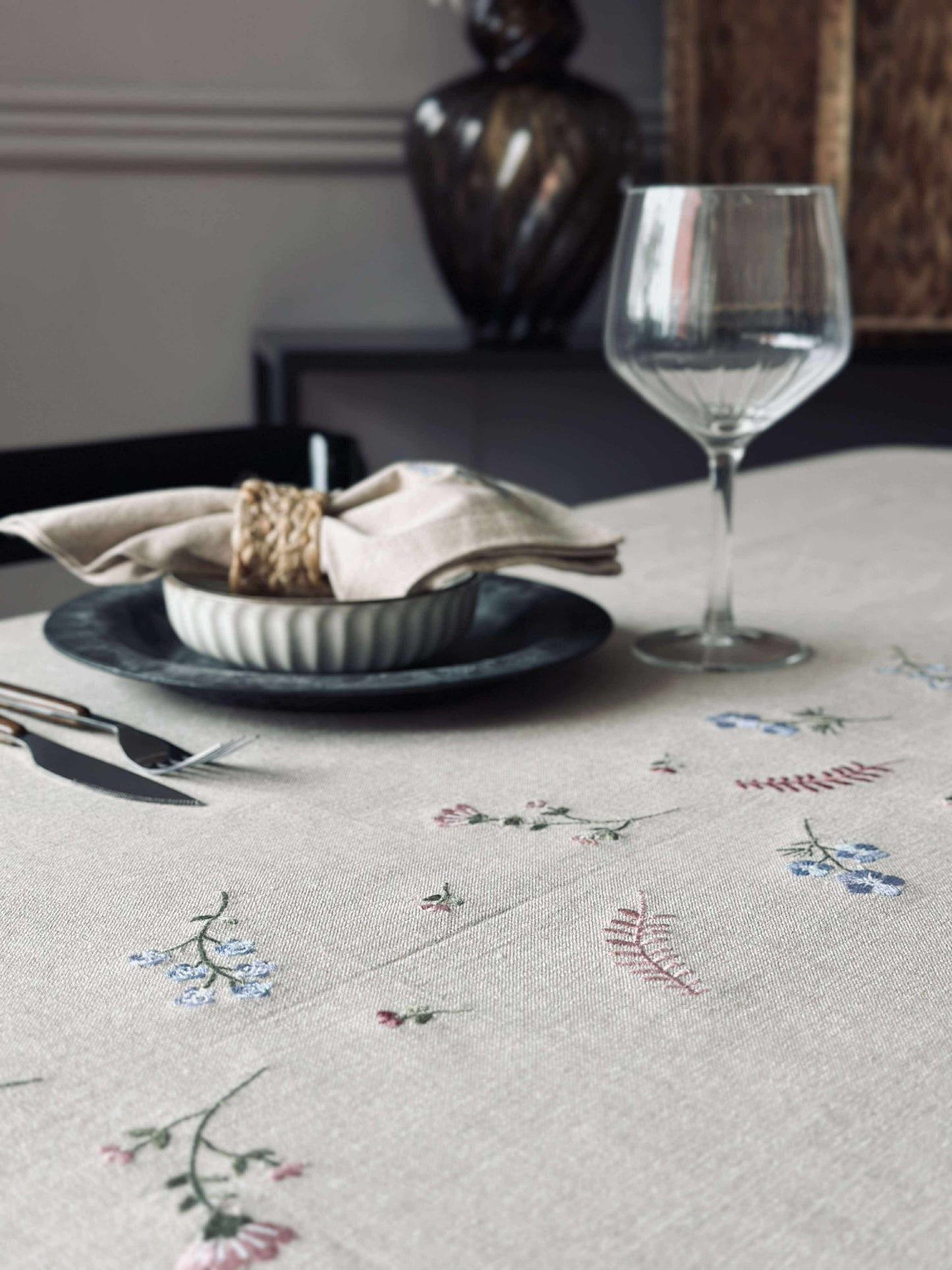 Duk med blomsterbroderi - Linlook