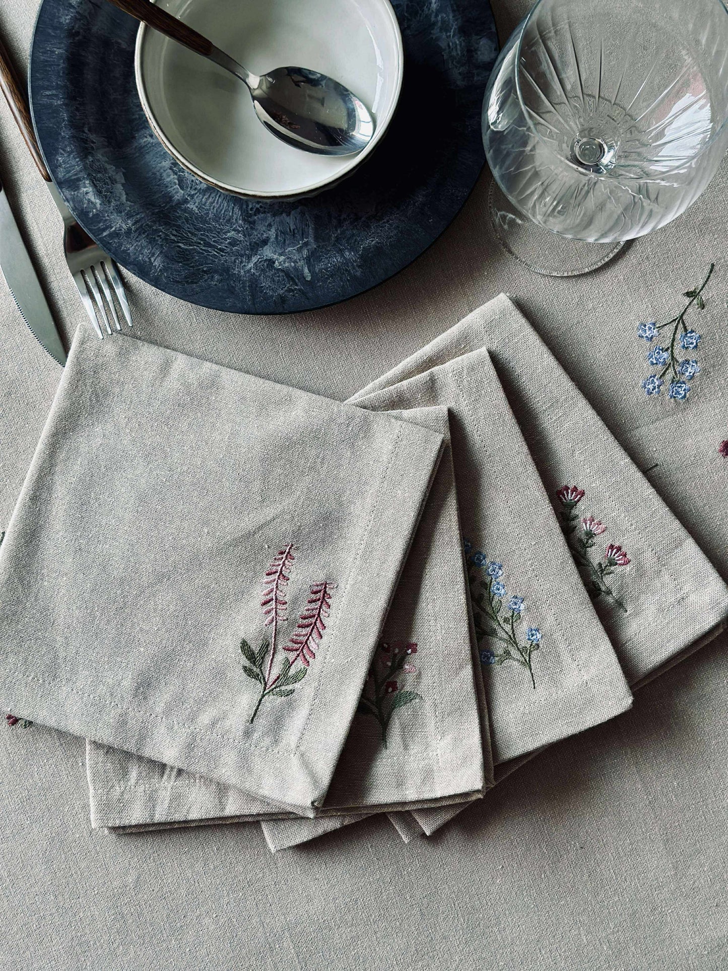 Servietter med blomsterbroderi - Pakke med 4 stk