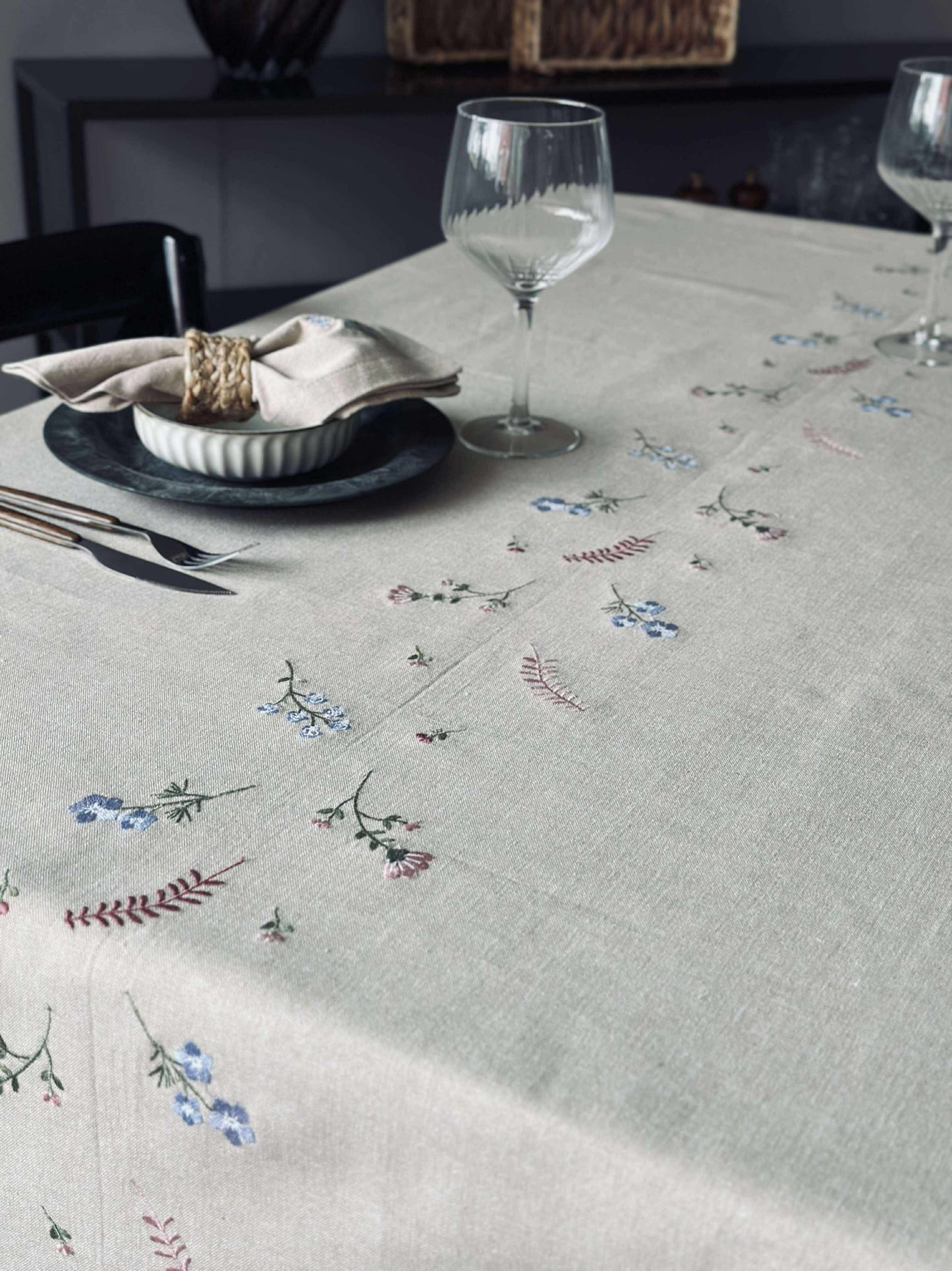 Duk med blomsterbroderi - Linlook