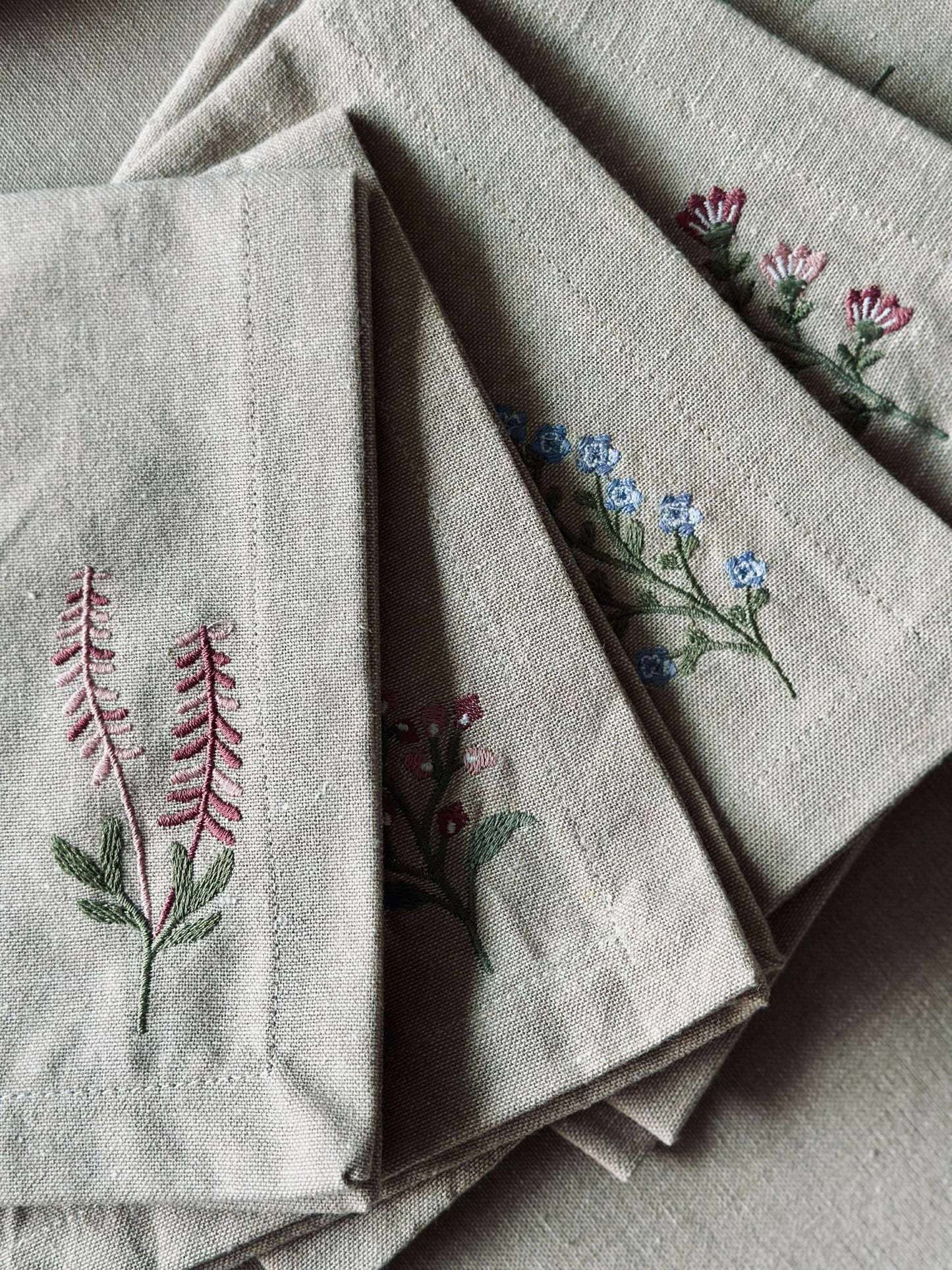 Servietter med blomsterbroderi - Pakke med 4 stk