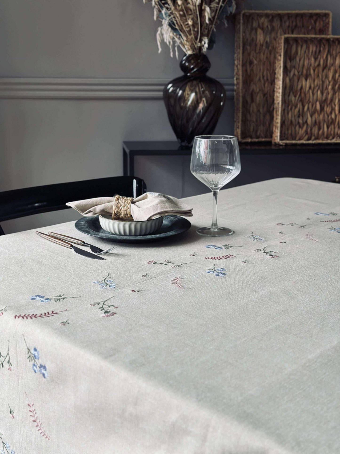 Duk med blomsterbroderi - Linlook