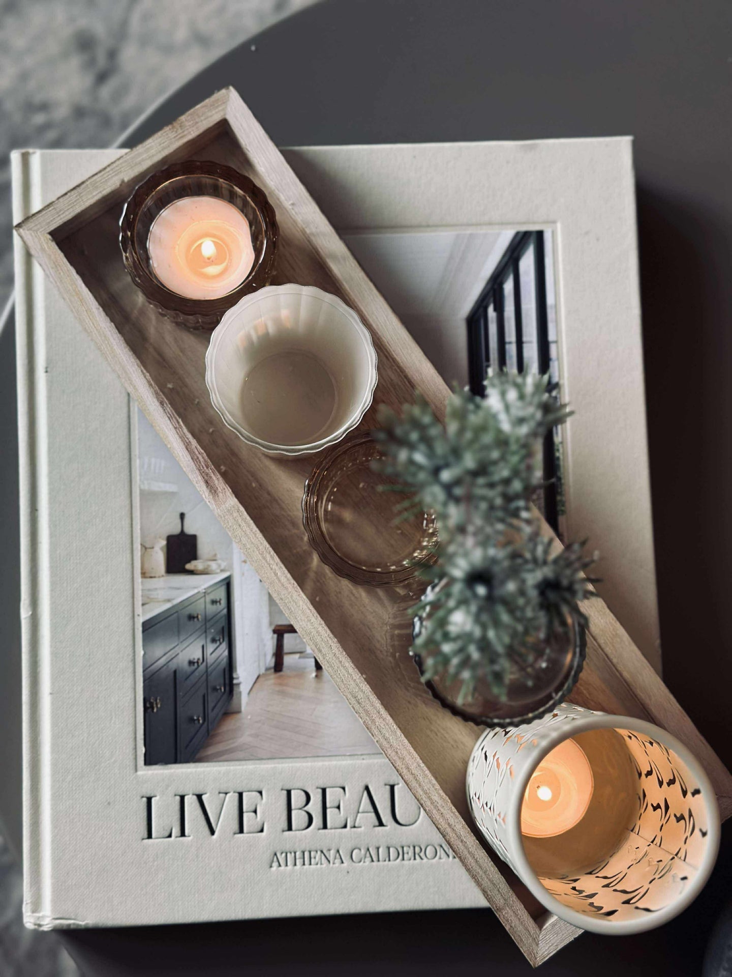 Brett med lysestaker og vase