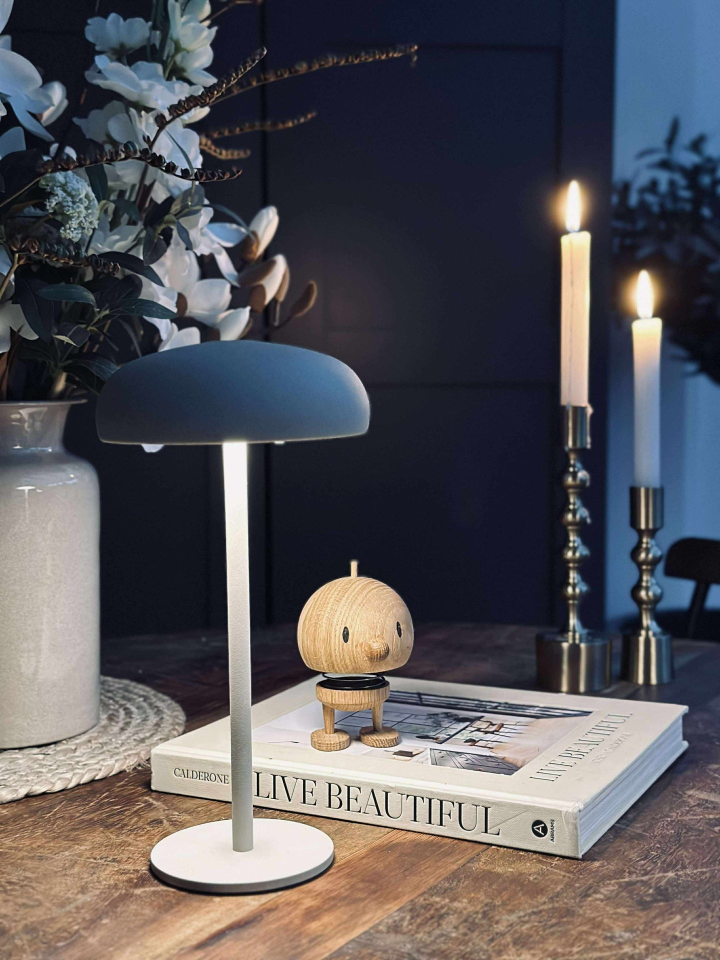 Isolde LED touch bordlampe. Svart/Beige