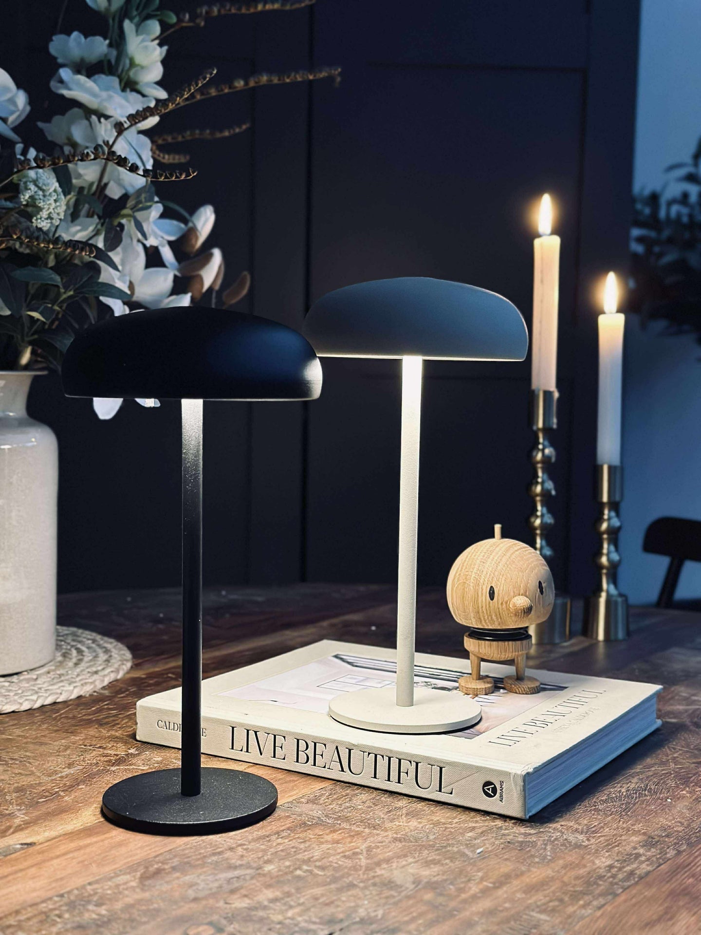 Isolde LED touch bordlampe. Svart/Beige