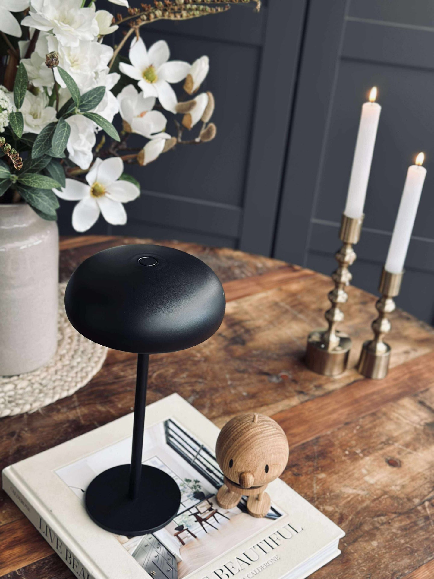 Isolde LED touch bordlampe. Svart/Beige
