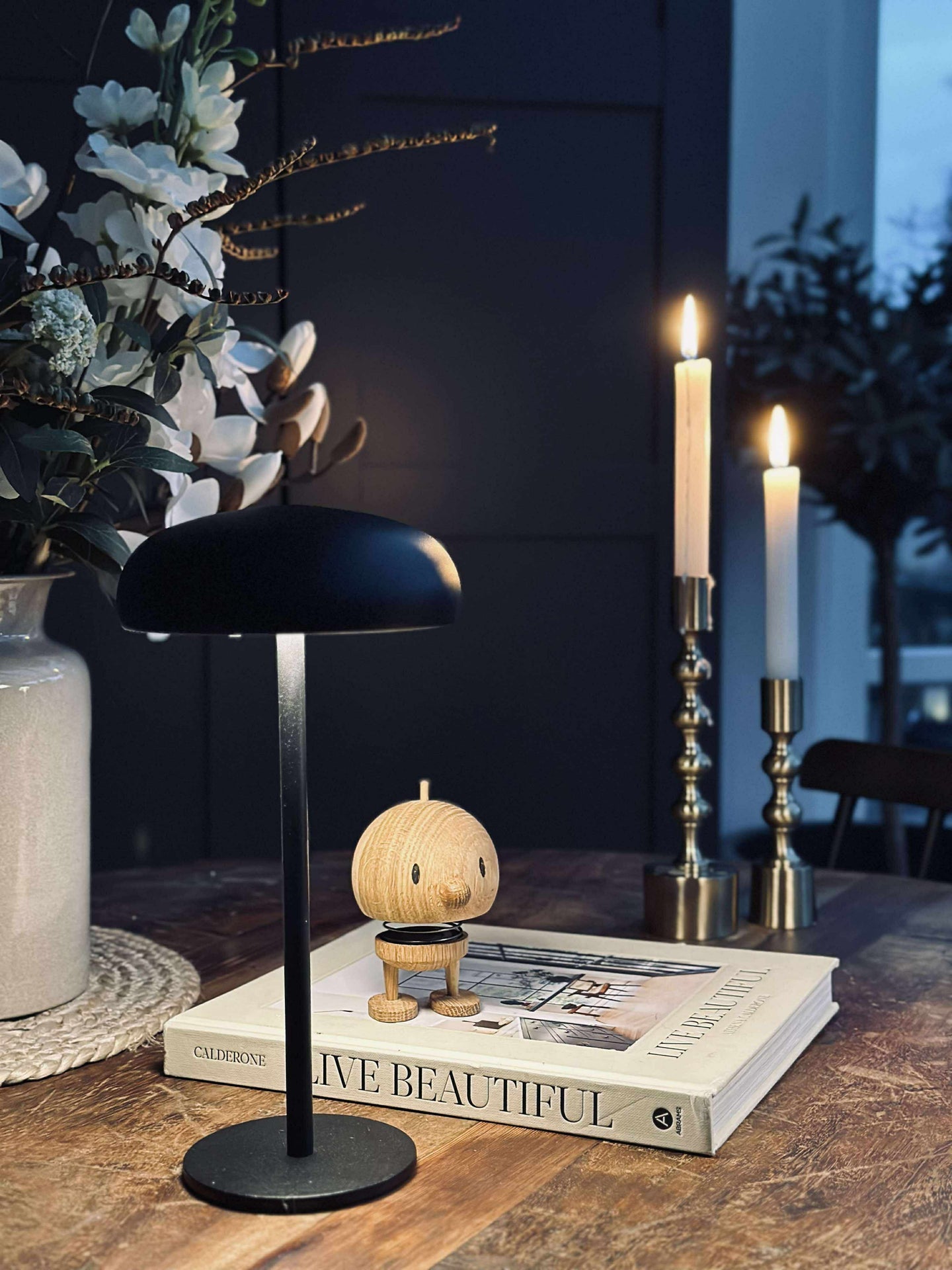 Isolde LED touch bordlampe. Svart/Beige