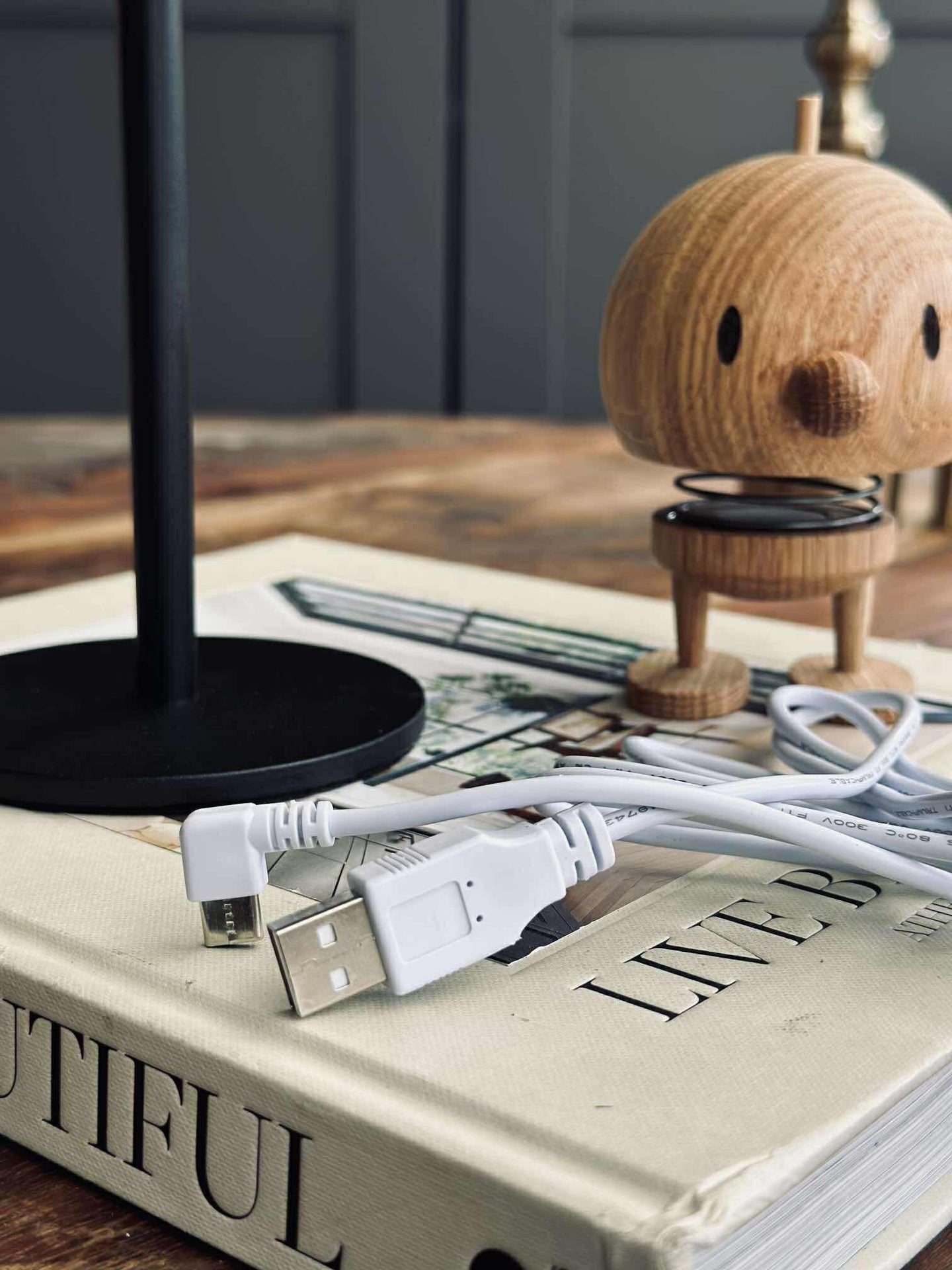 Isolde LED touch bordlampe. Svart/Beige