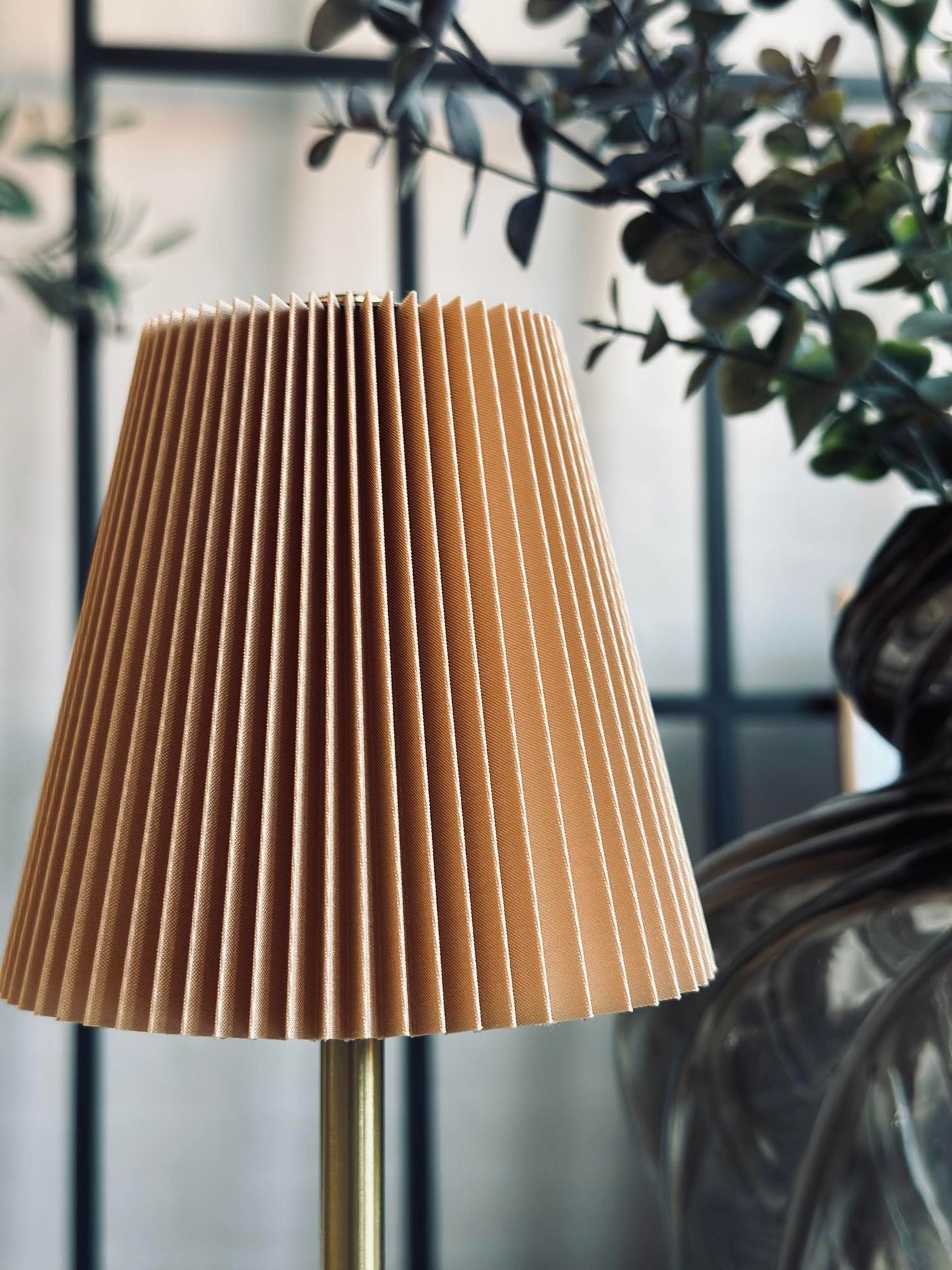LED bordlampe Plissé beige - oppladbar