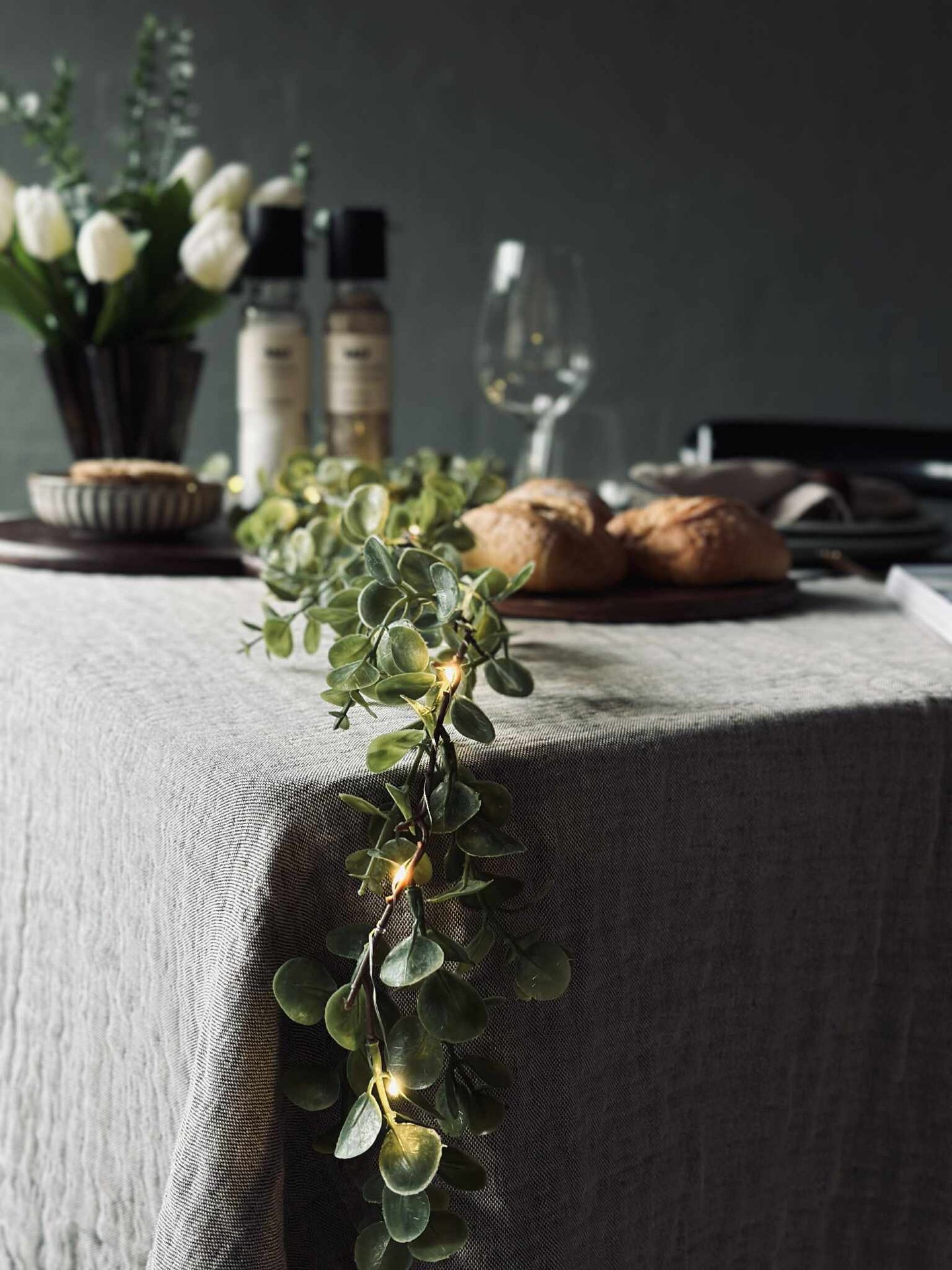 Lyslenke med grønne eukalyptusblader