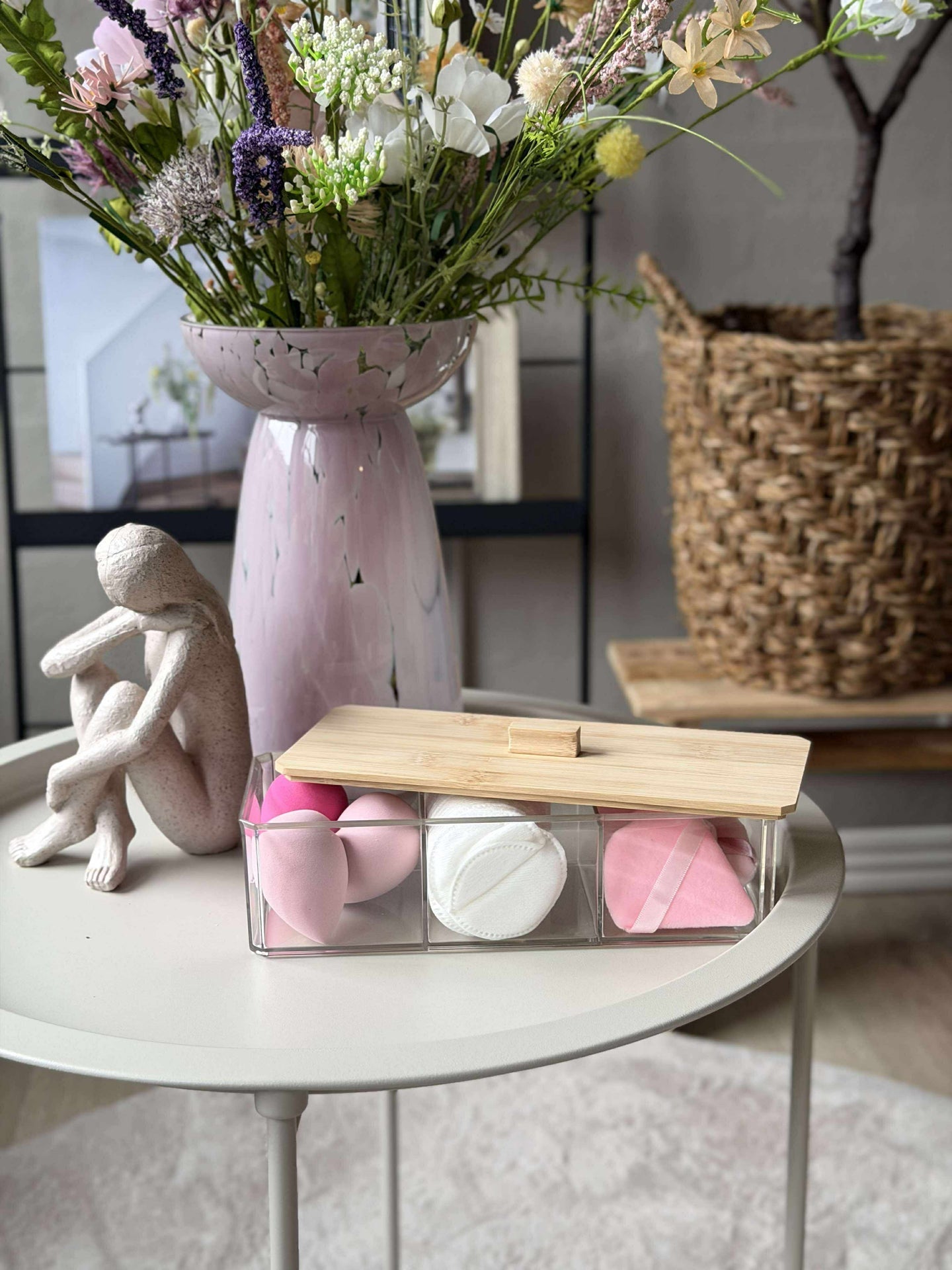 Makeup-organizer med innhold