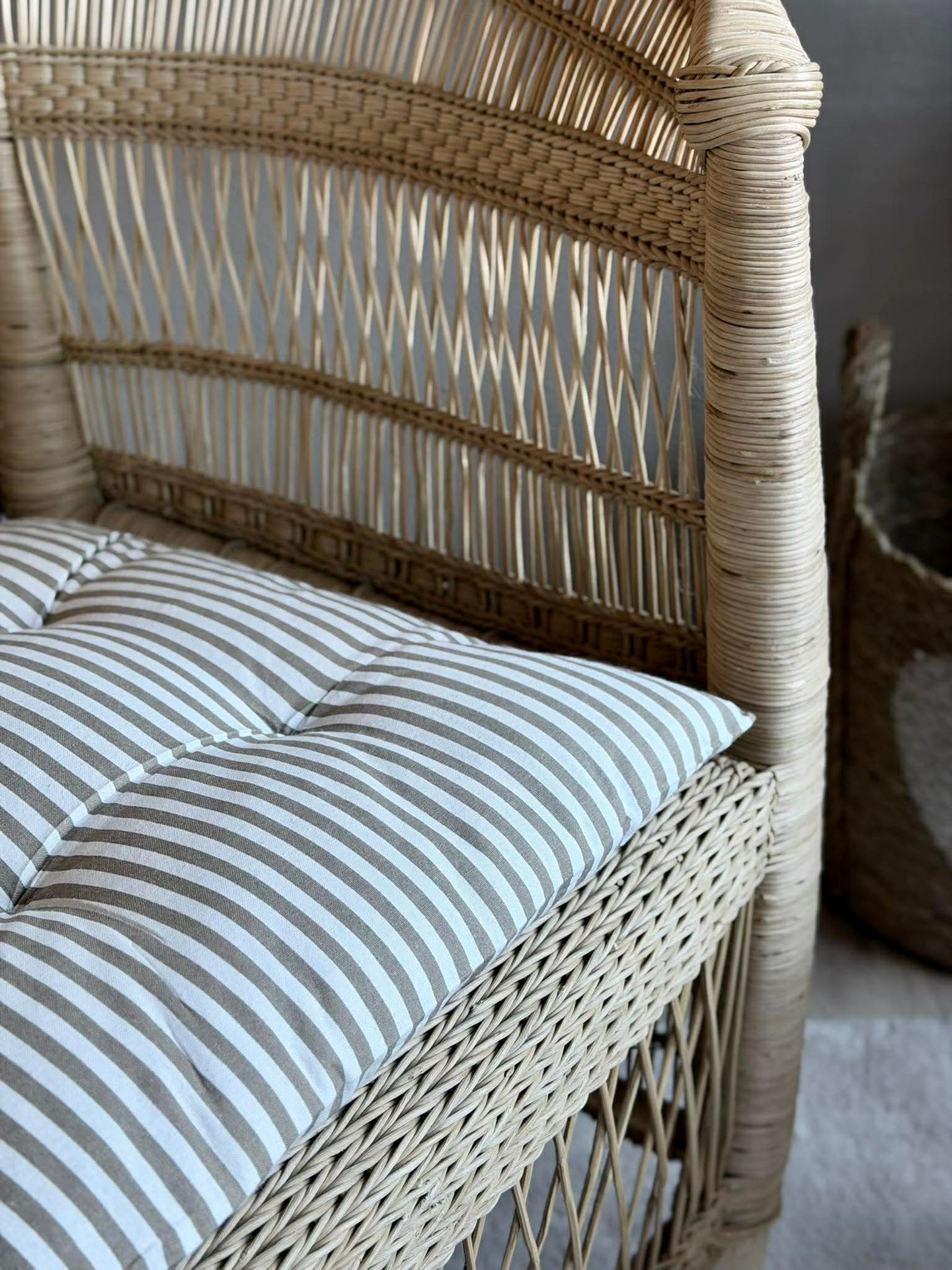 Stolpute med fyll - Beige striper 40x40 cm