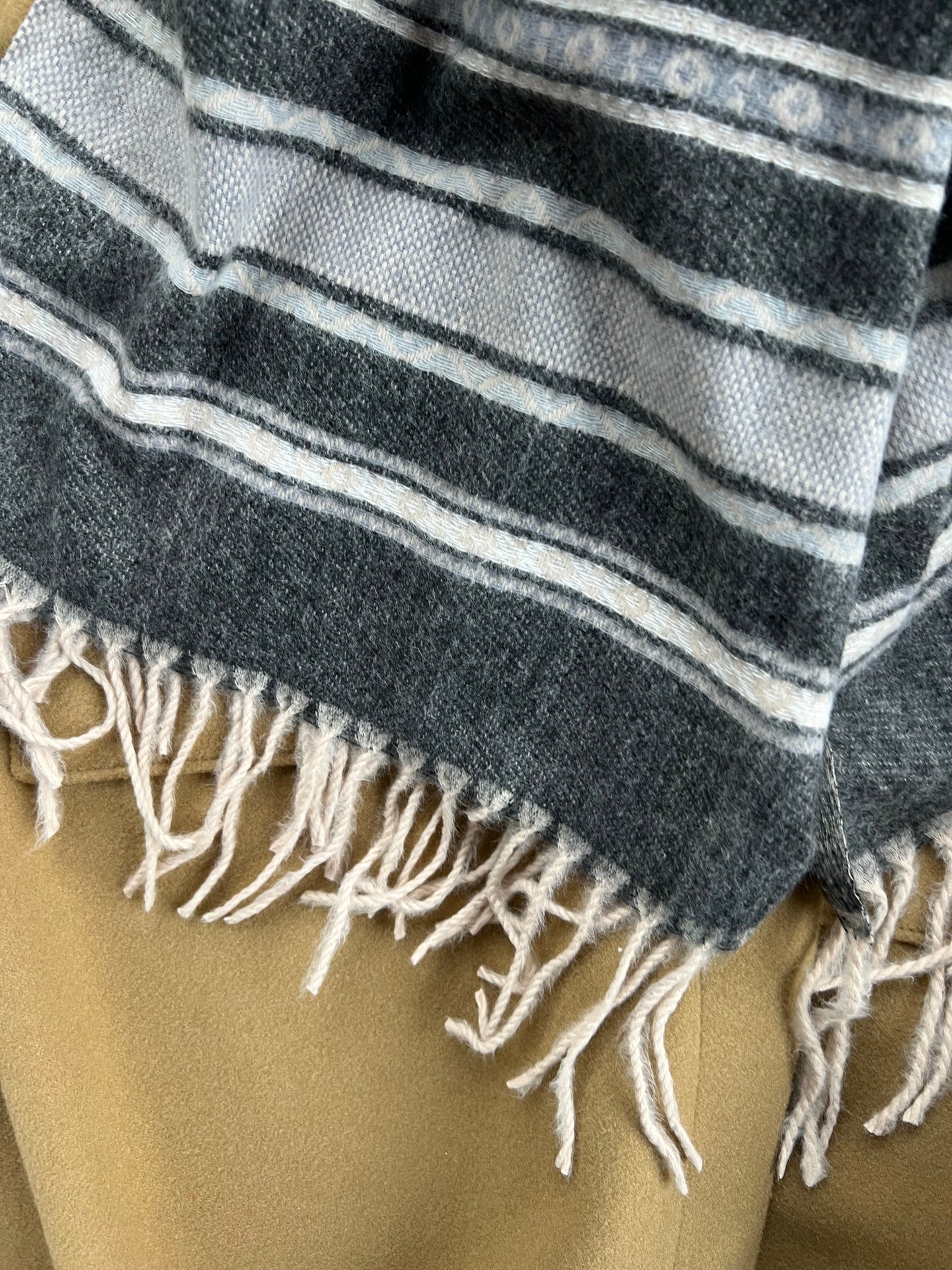 Skjerf Sasha - Black Strib