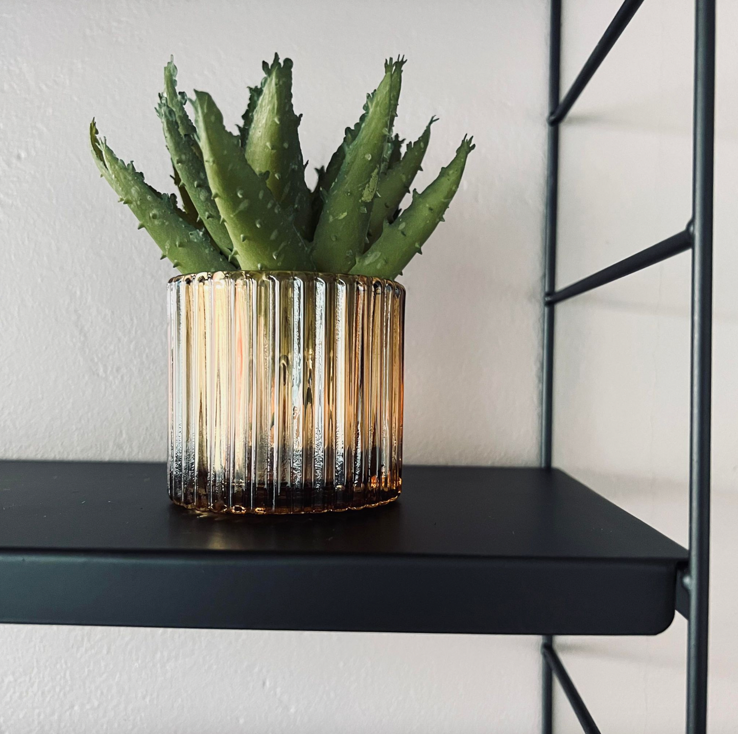 KJØKKENHYLLE - svart metall