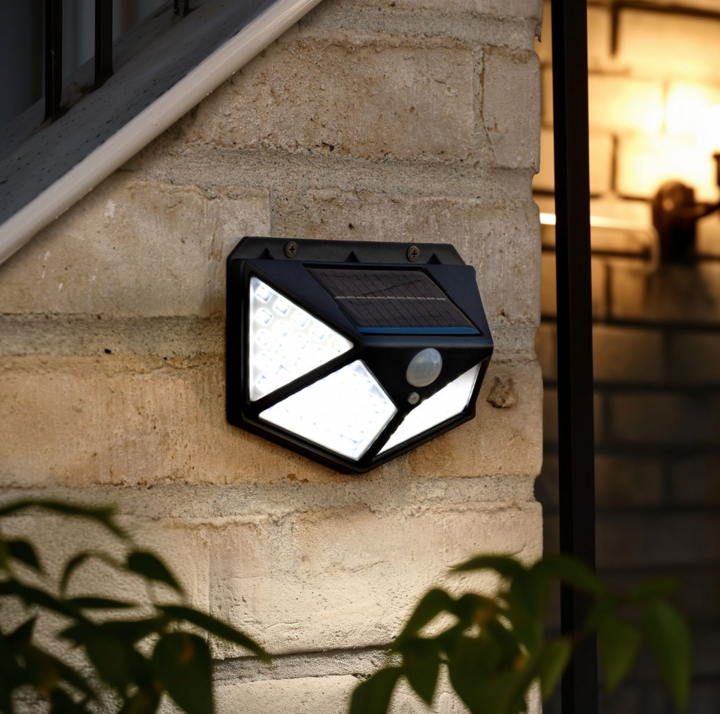 Vegglampe med solar og bevegelsessensor