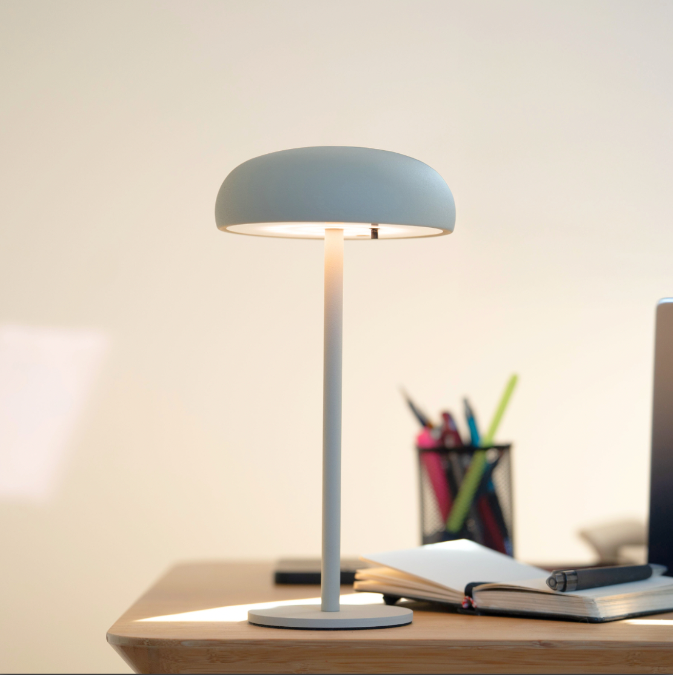 Isolde LED touch bordlampe. Svart/Beige