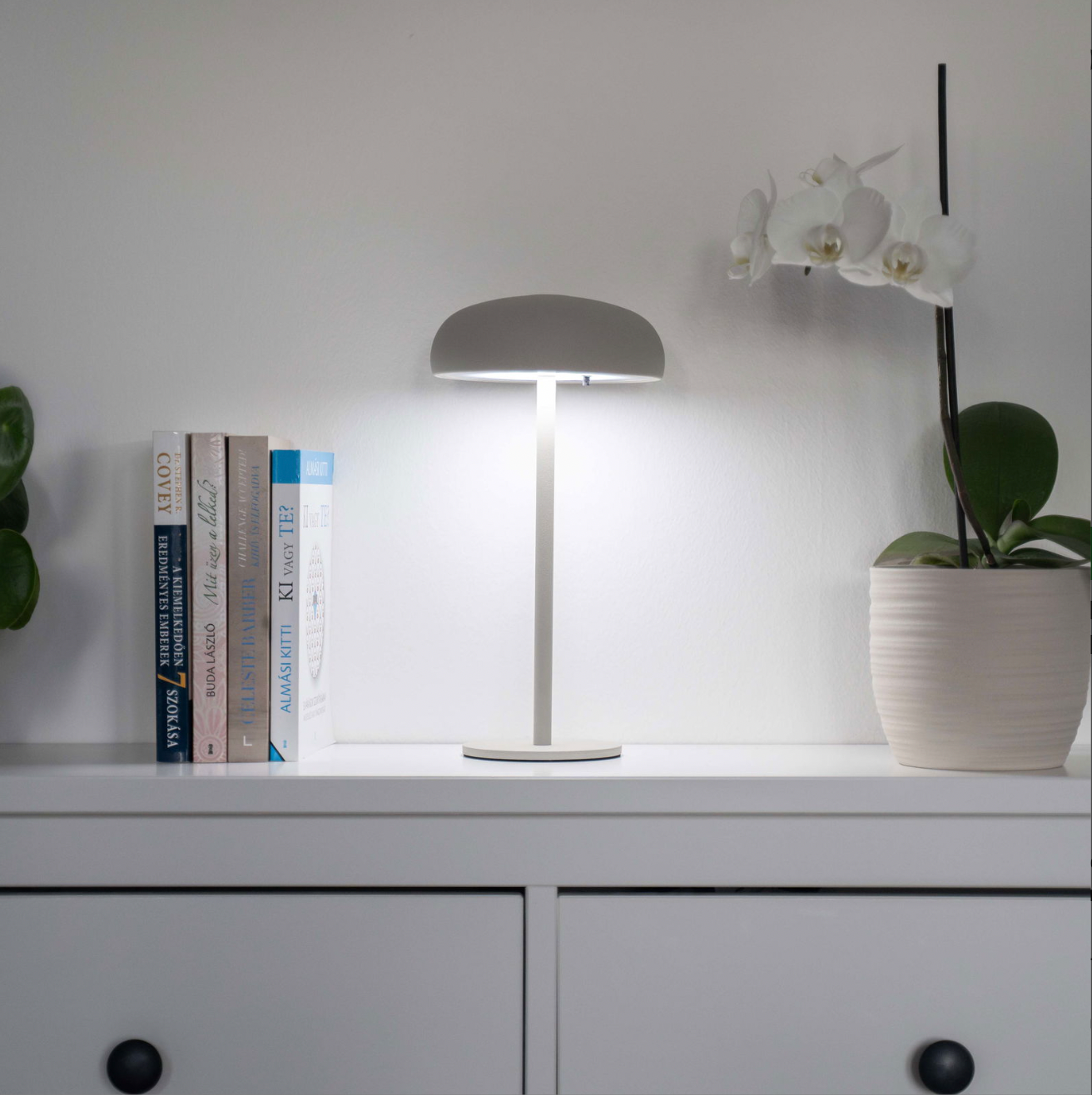 Isolde LED touch bordlampe. Svart/Beige