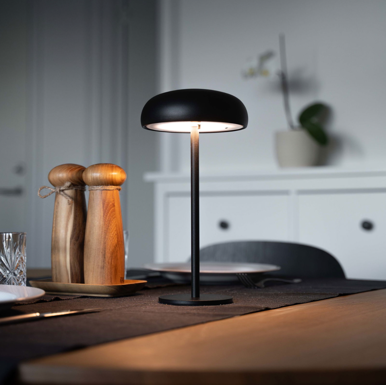 Isolde LED touch bordlampe. Svart/Beige