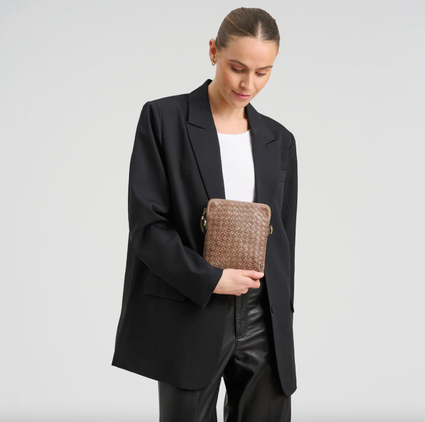 Mobillomme Sofya- Håndflettet Mørk taupe