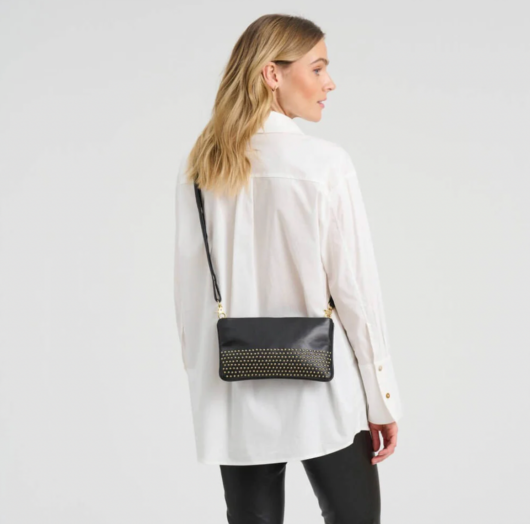 Clutch / skinnveske med gull nitter