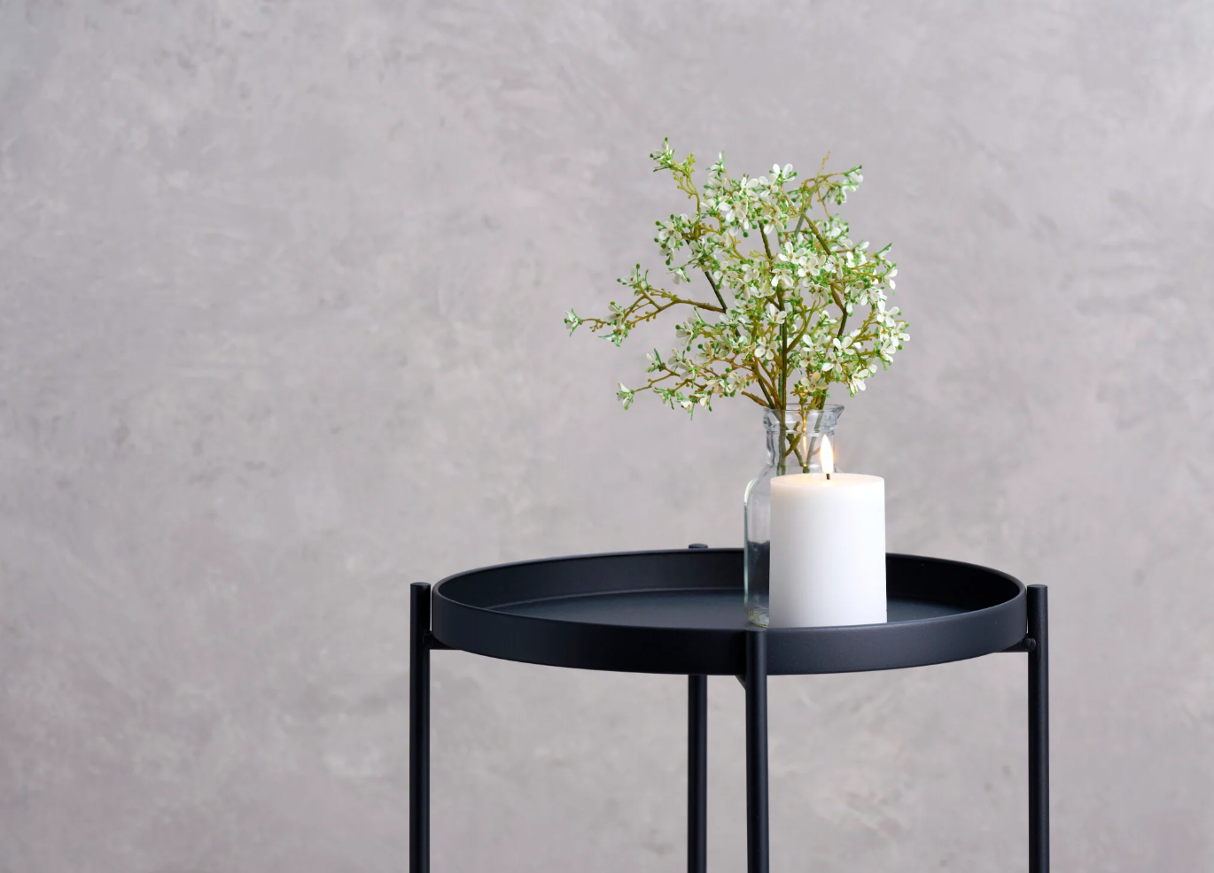 Nattbord eller sidebord i svart metall