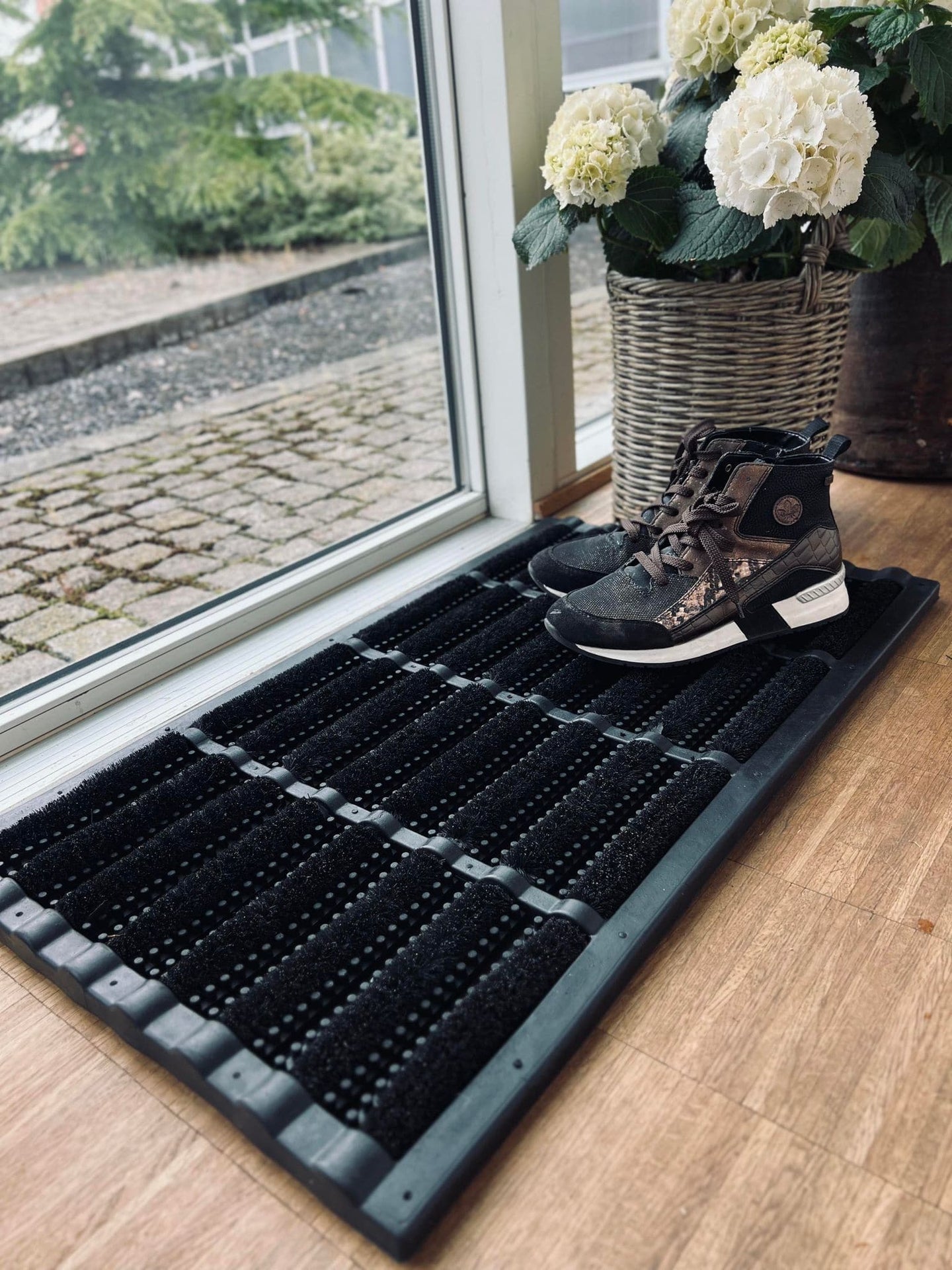 Dørmåtte - GUMMI MED BØRSTE I SORT - 45x75cm - VIAMAJA.DK