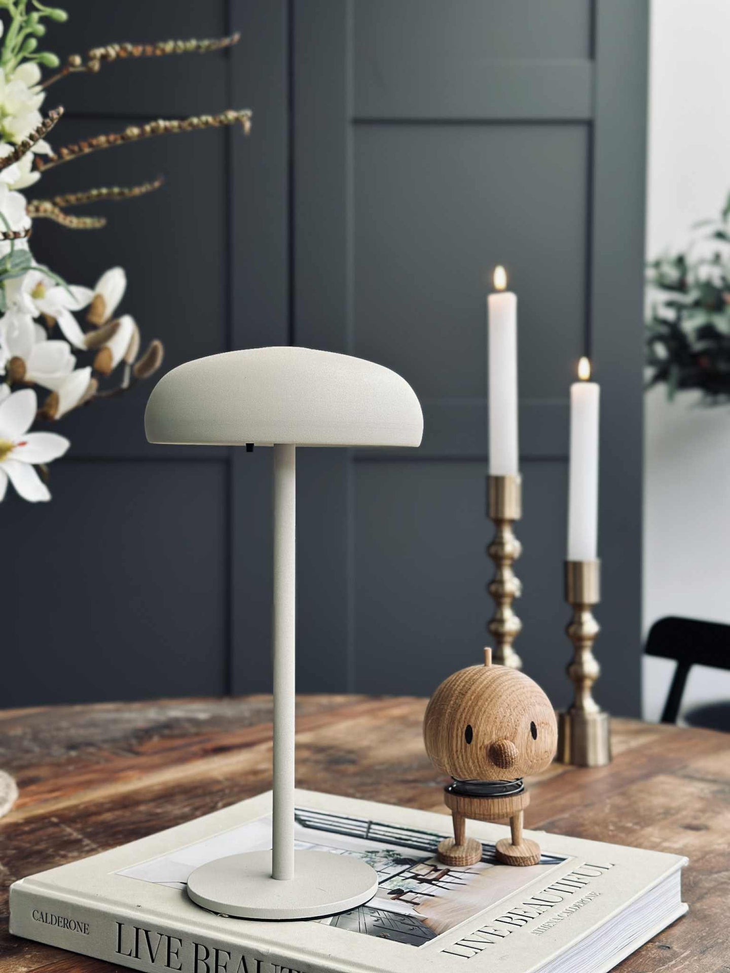 Isolde LED touch bordlampe. Svart/Beige