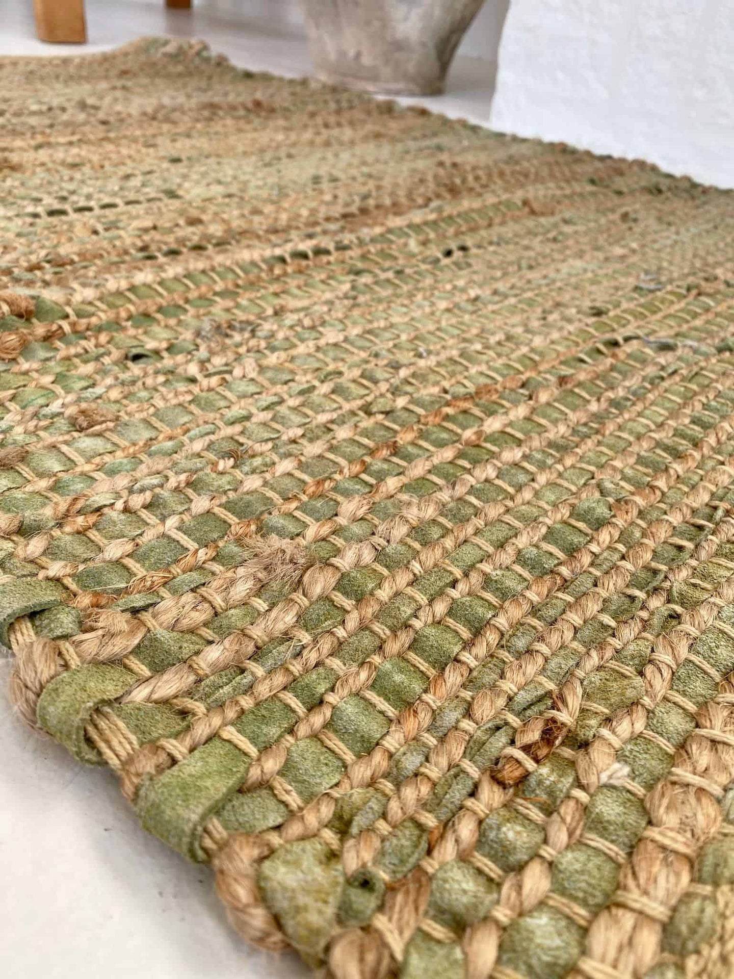 Gulvtæppe i Oliven skind og jute / bademåtte – 60x90cm - VIAMAJA.DK