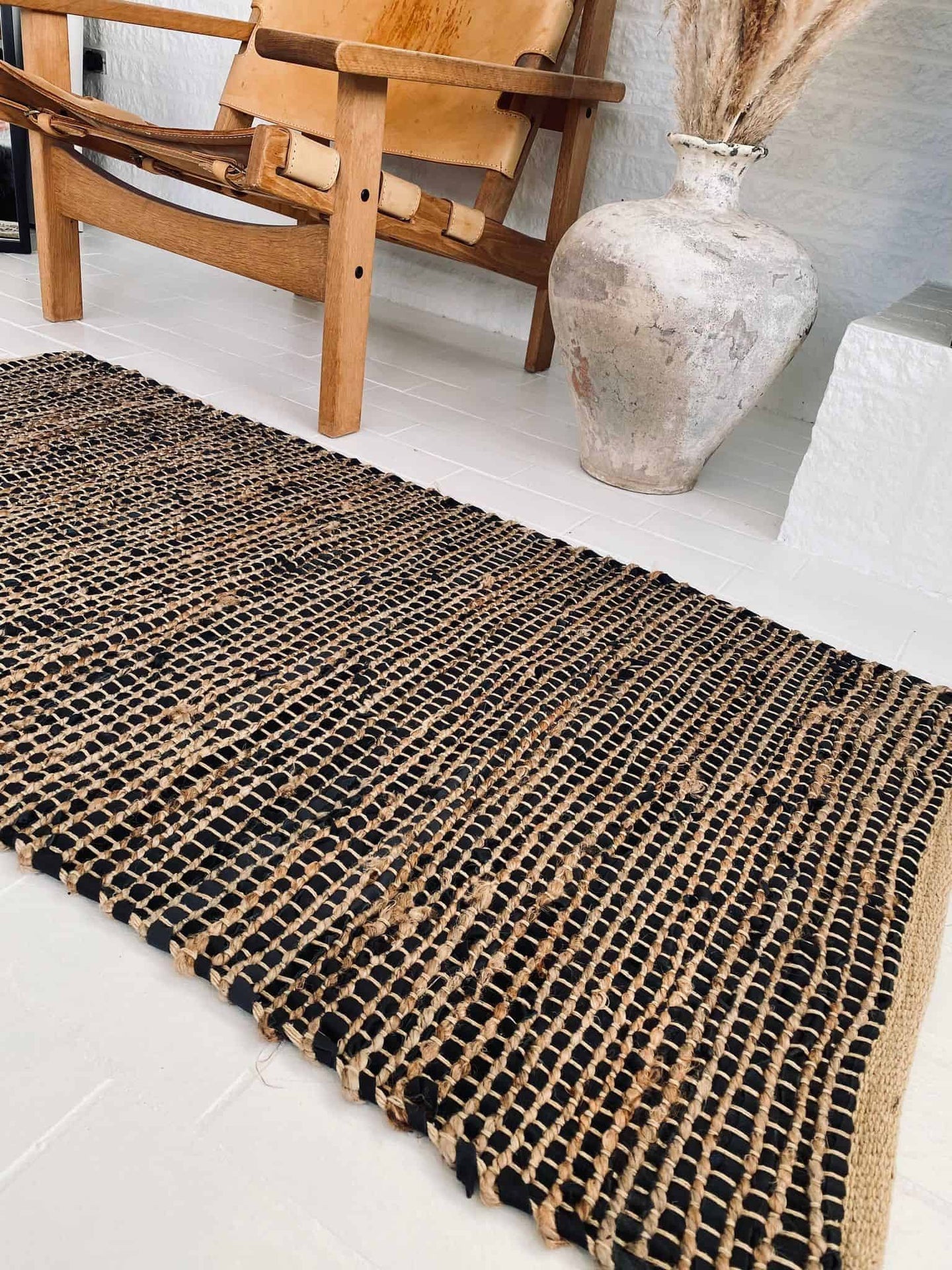 Gulvtæppe i skind og jute - Sort 70x300cm - VIAMAJA.DK