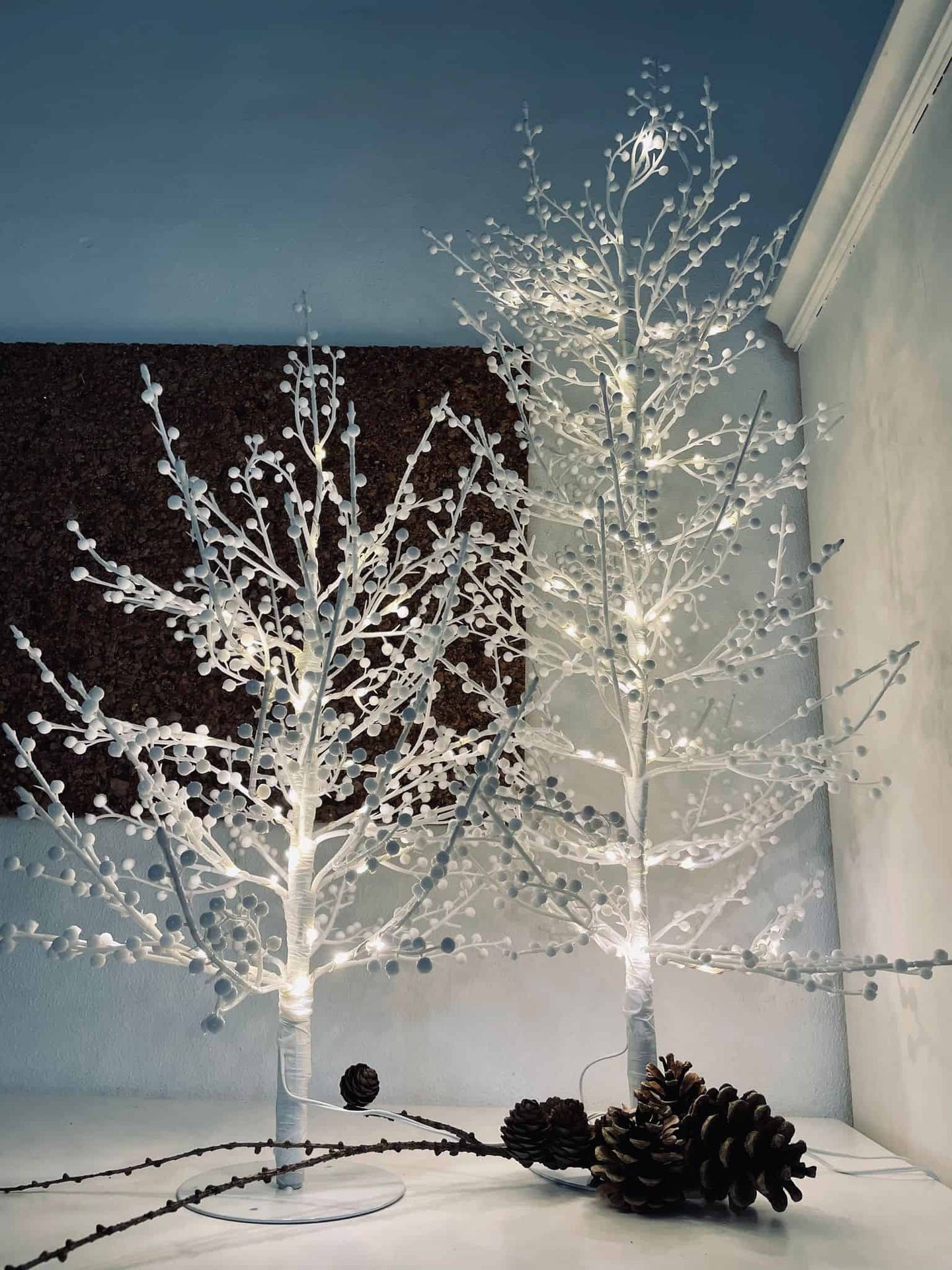 LED Træ med hvide bær - H60cm - VIAMAJA.DK