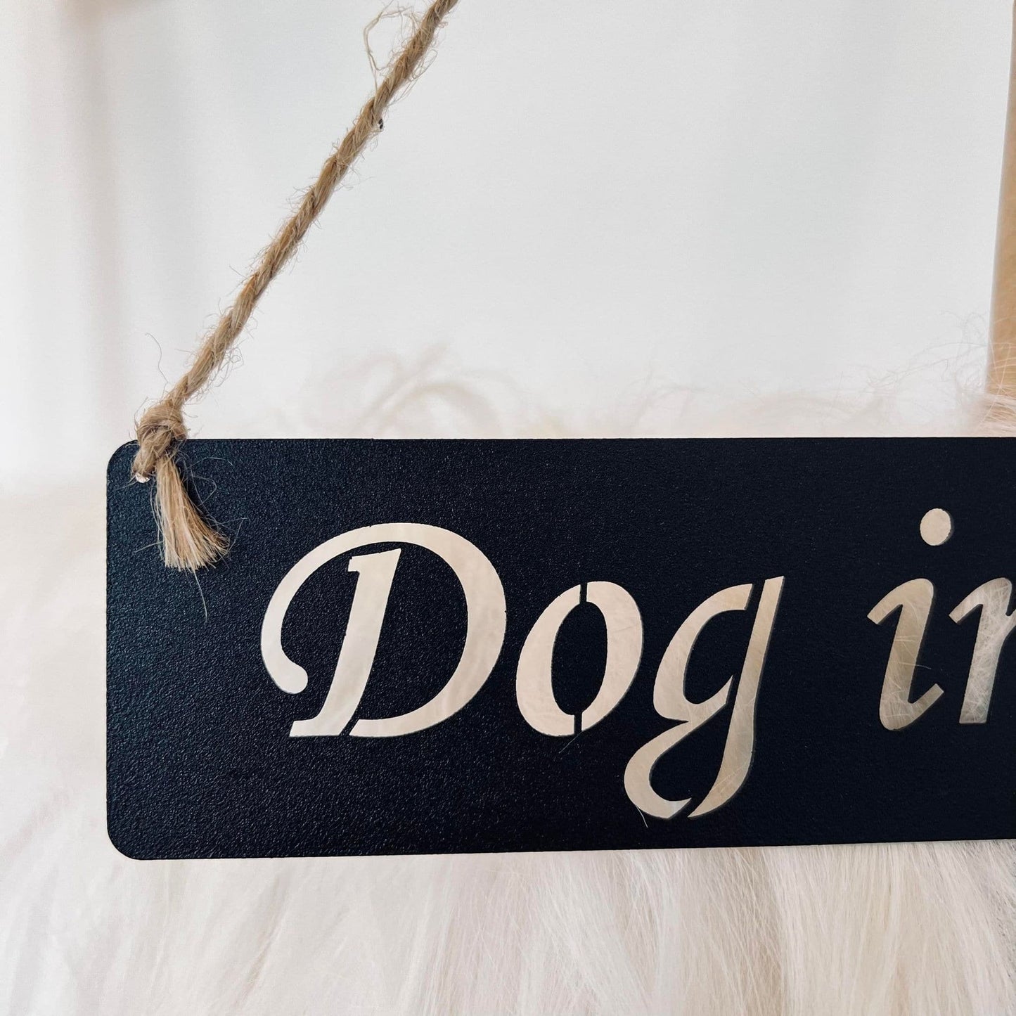 Skilt "Dog in the House" - VIAMAJA.DK