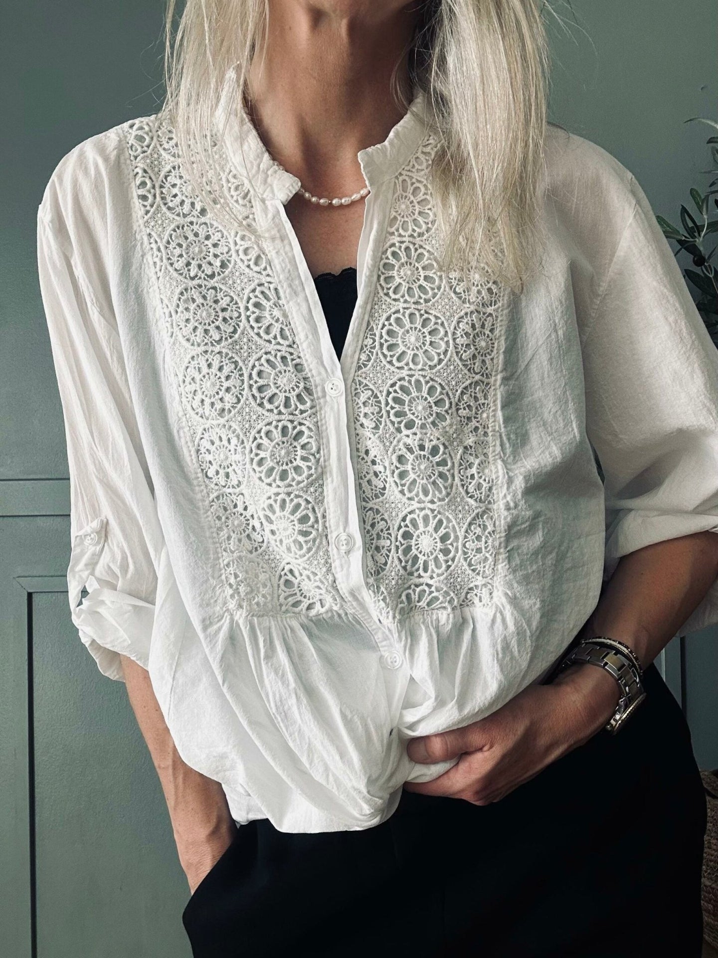 Skjorte Celina med broderi – White - VIAMAJA.DK