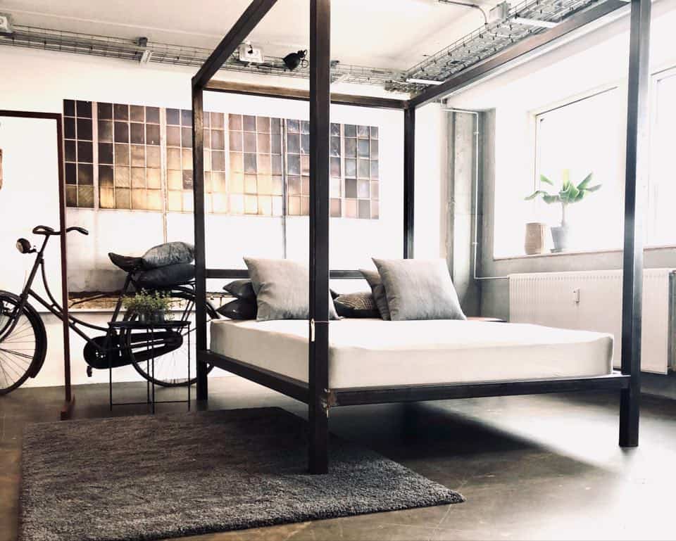 Stilrent bord i sort pulverlakeret metal - VIAMAJA.DK