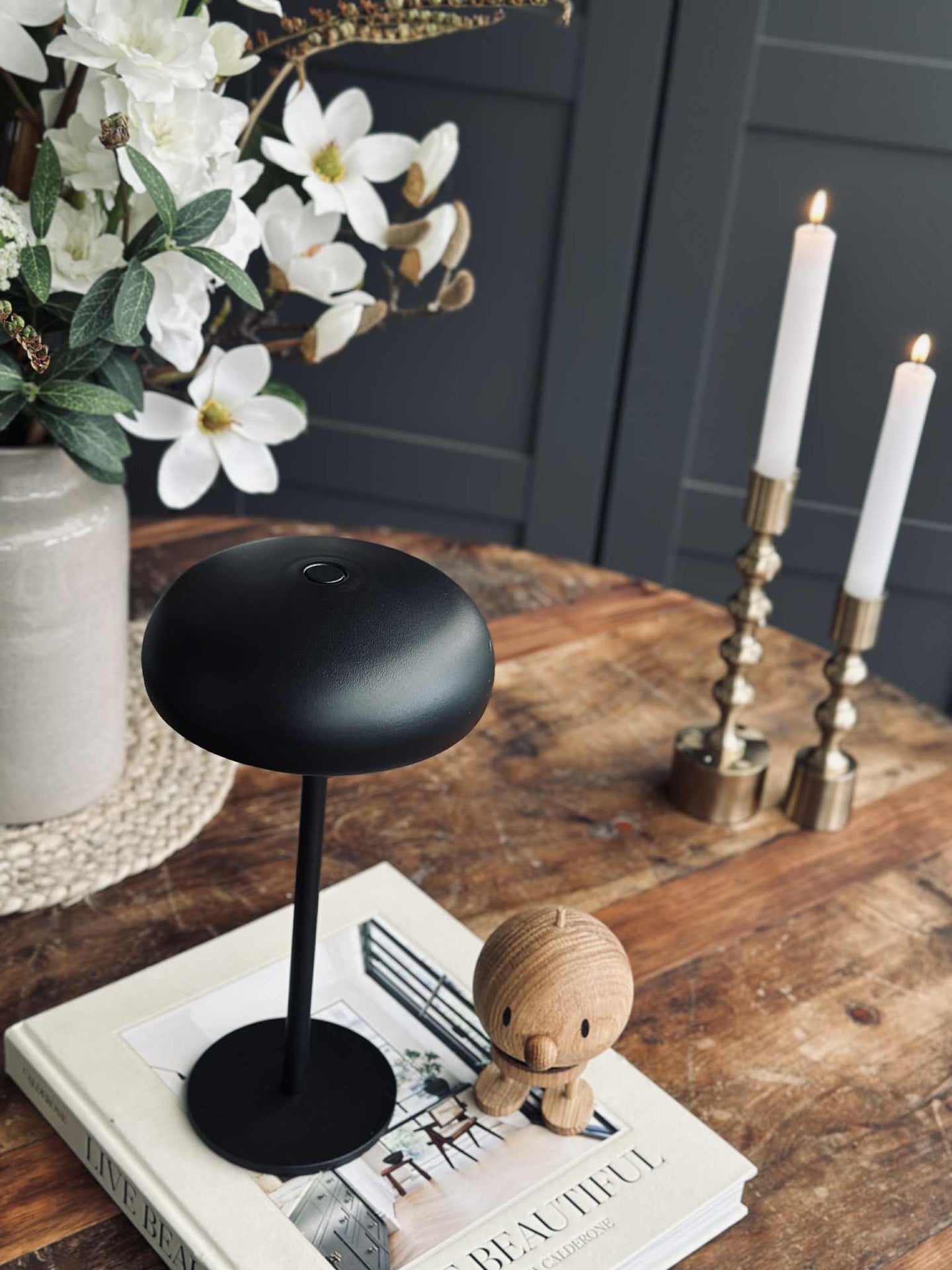 Isolde LED touch bordlampe. Svart/Beige