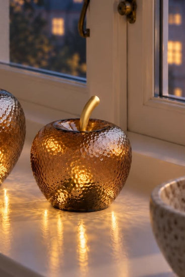 Æble Gylden bordlampe med glasformet pære og lysestamme