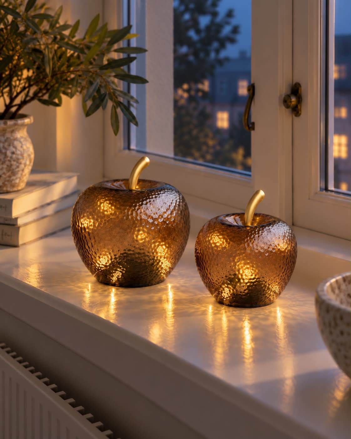 Æble Gylden bordlampe i gyldent design på vindueskarm