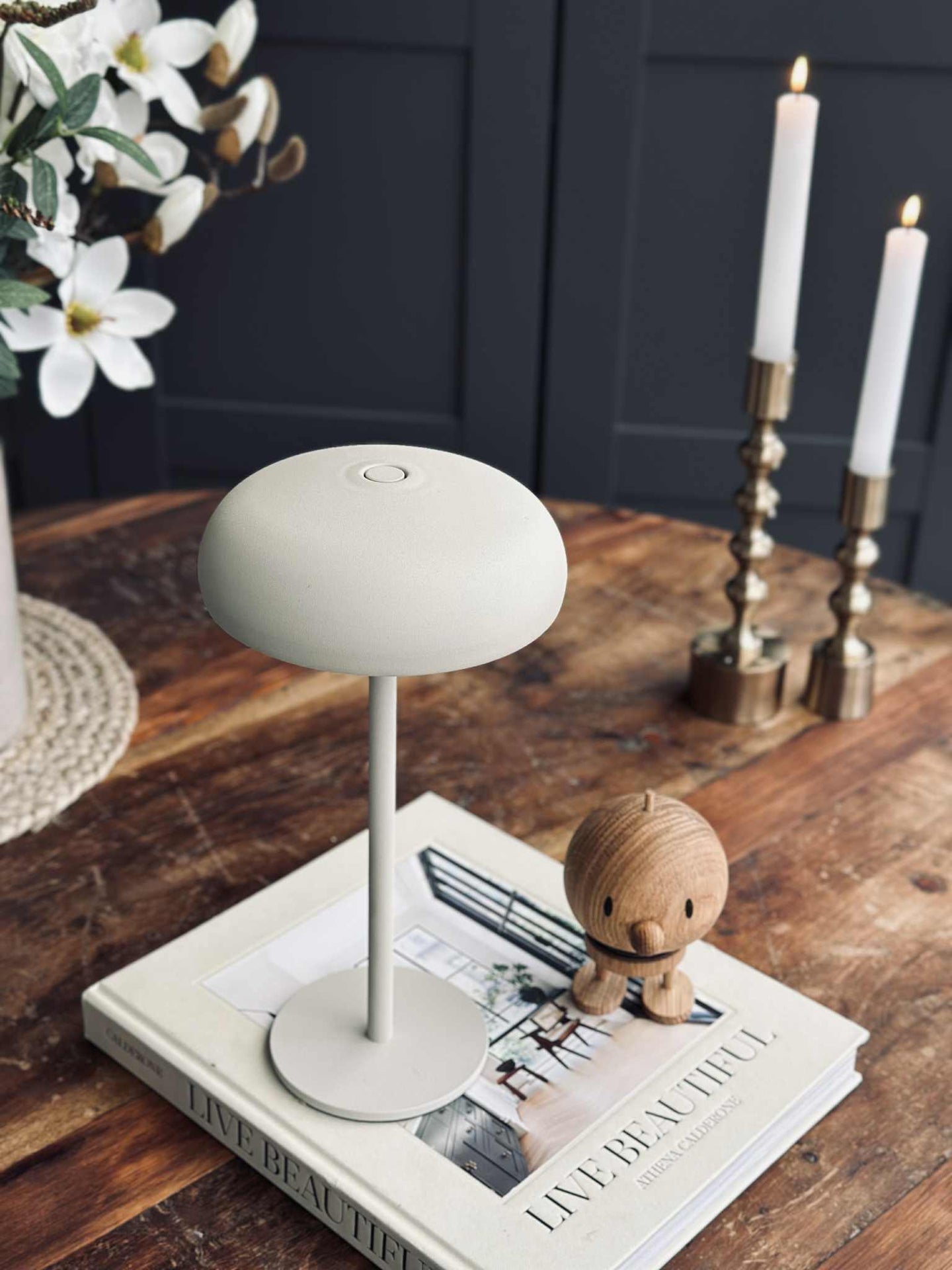 Isolde LED touch bordlampe. Svart/Beige