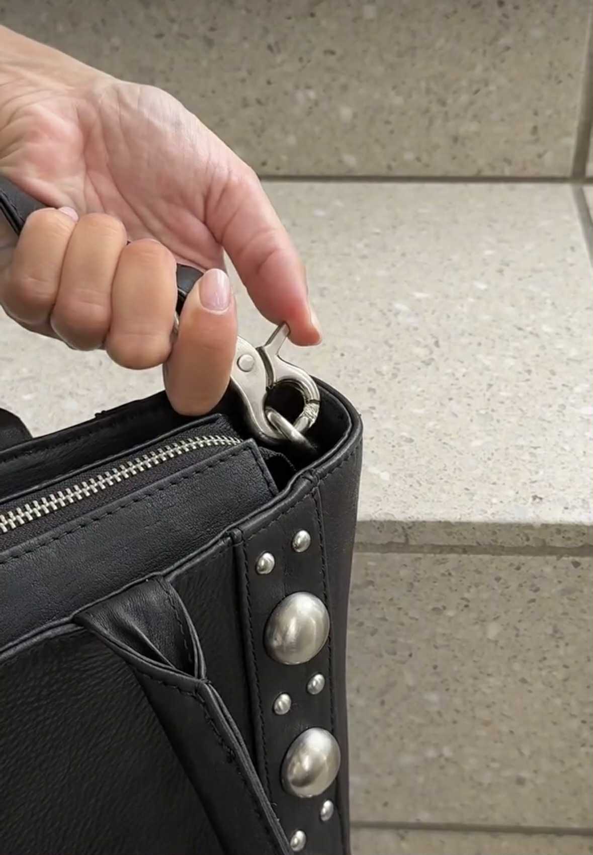 Håndveske med nitter