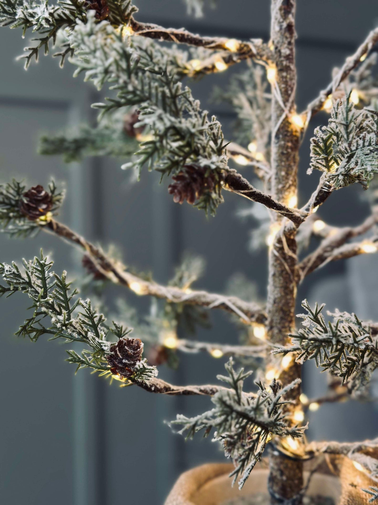Juletre med kongler og lyskjede - 70 cm