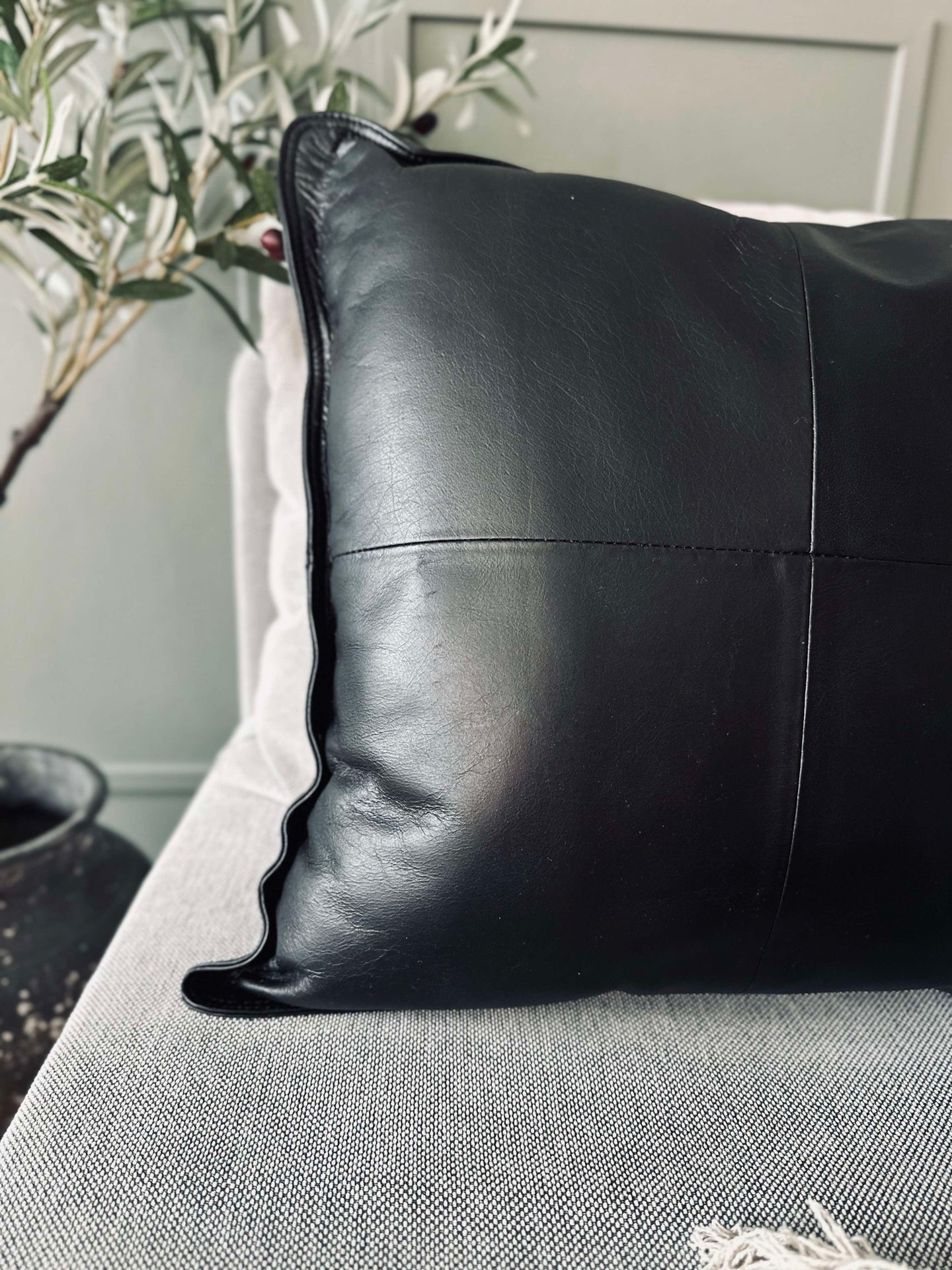 Pute i svart lær – 50x50cm