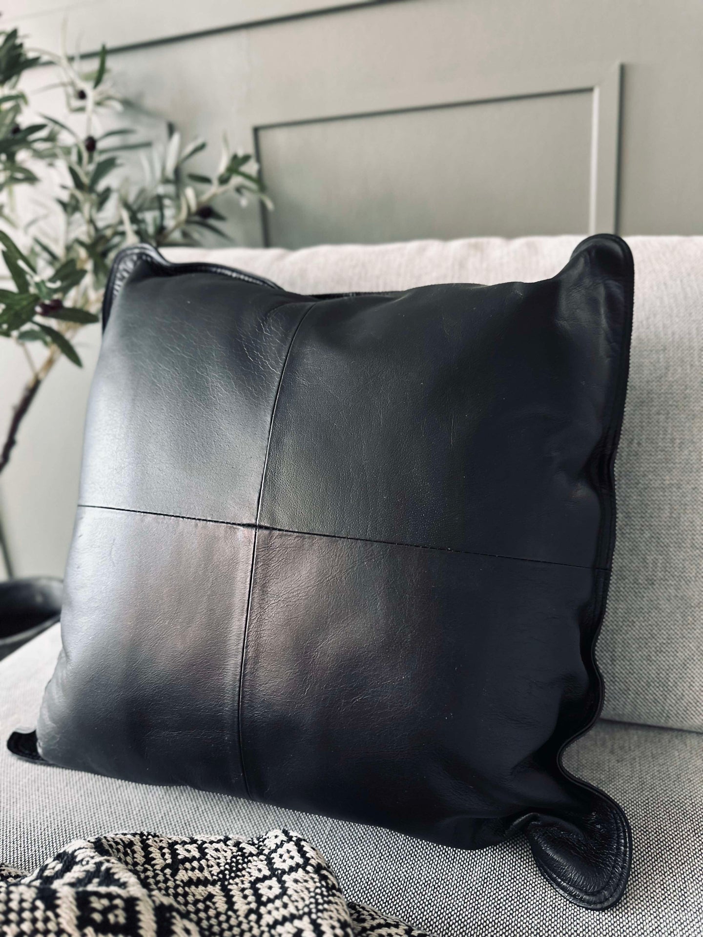 Pute i svart lær – 50x50cm