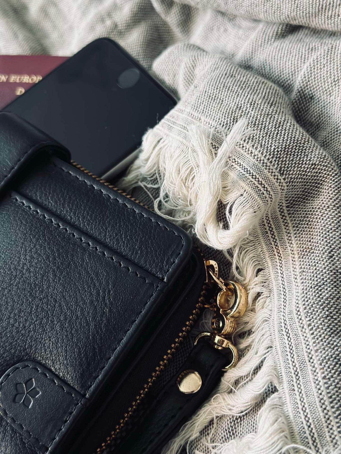 Clutch Posh – Black / Gold