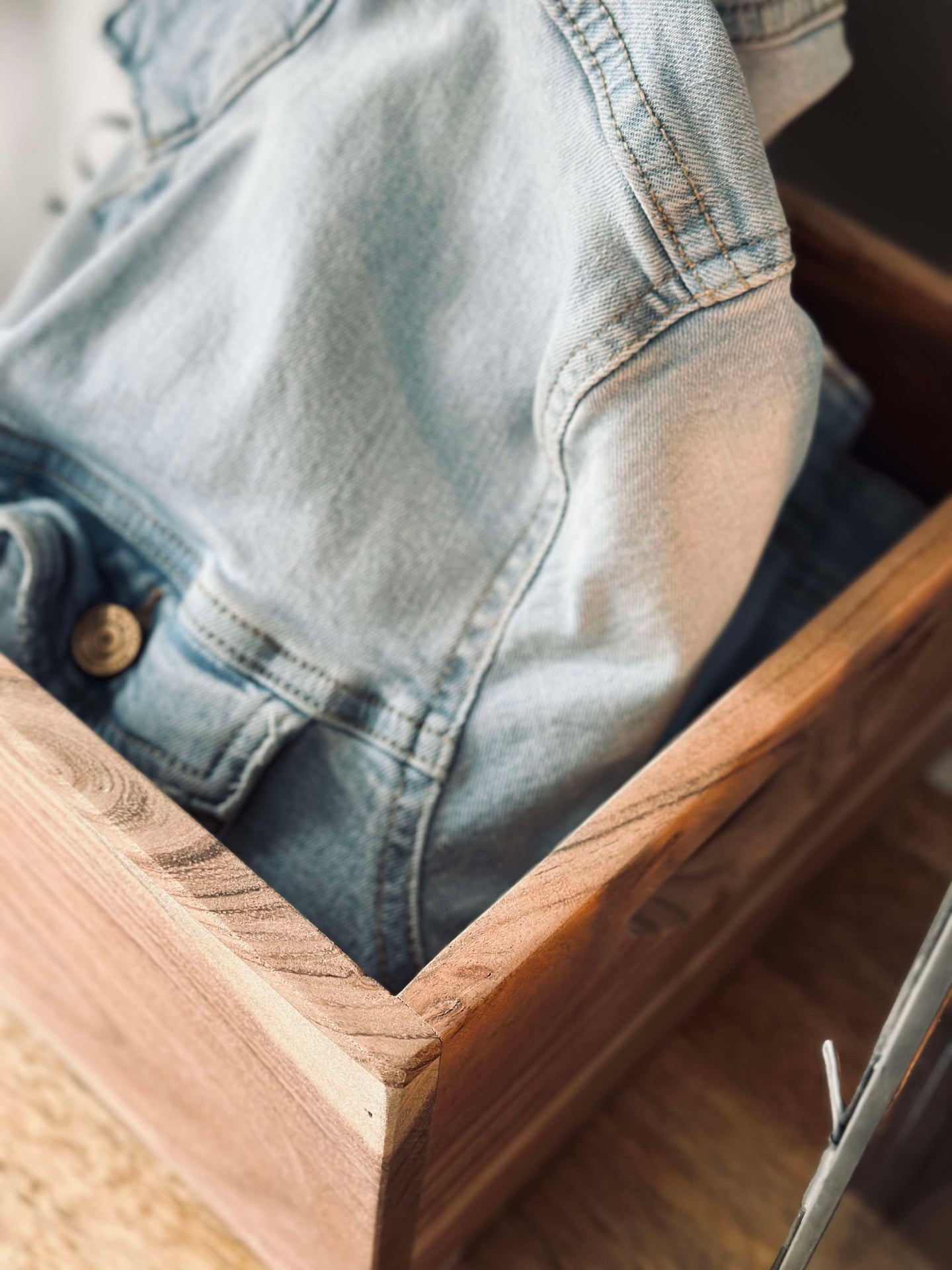 Kasse i massiv akasie